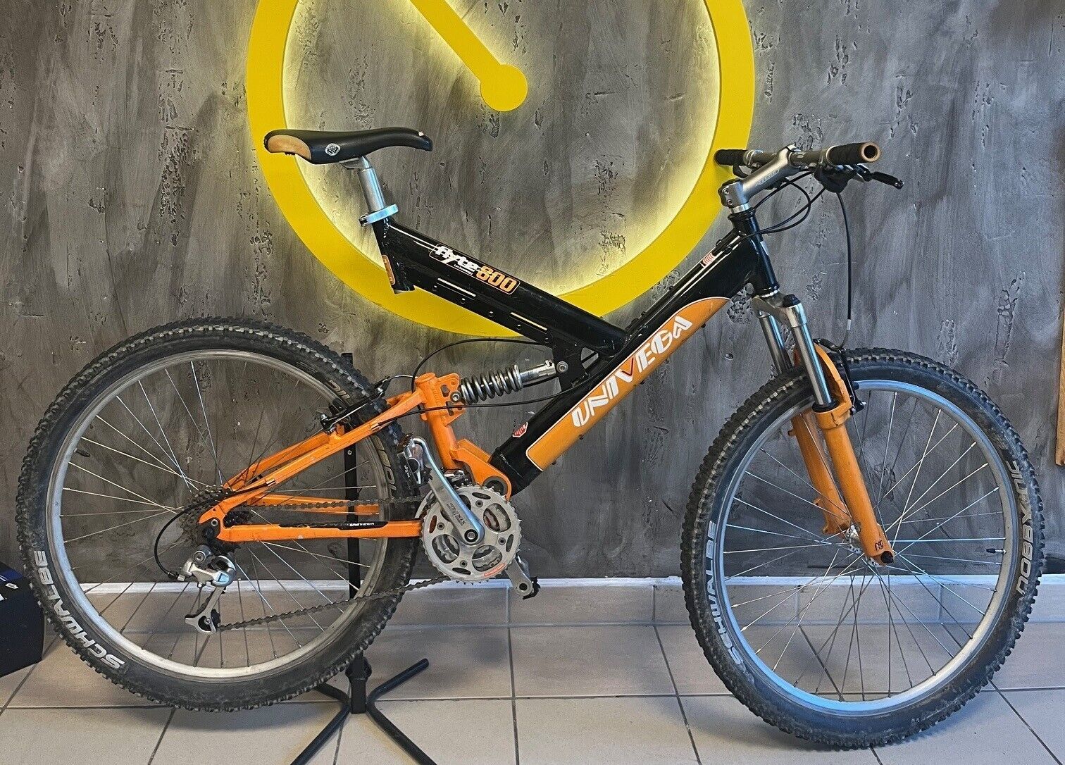 schwarz - orangenes Fahrrad