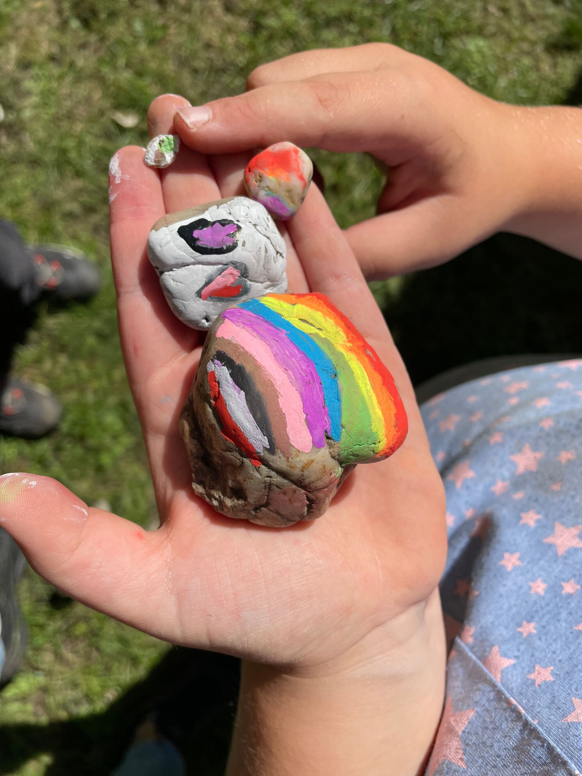© SEB Leipzig Ein Kind hält bunt bemalte Steine in der Hand