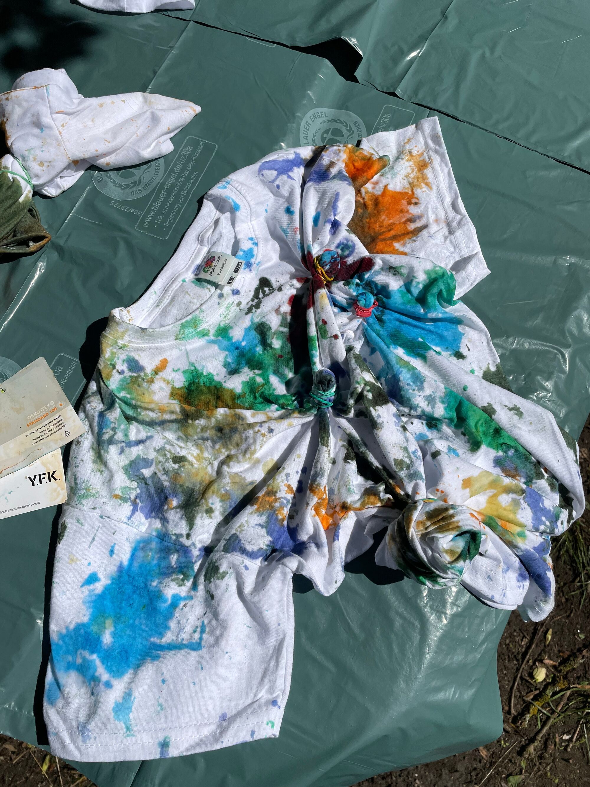 © SEB Leipzig Ein buntes T-Shirt liegt auf dem Tisch