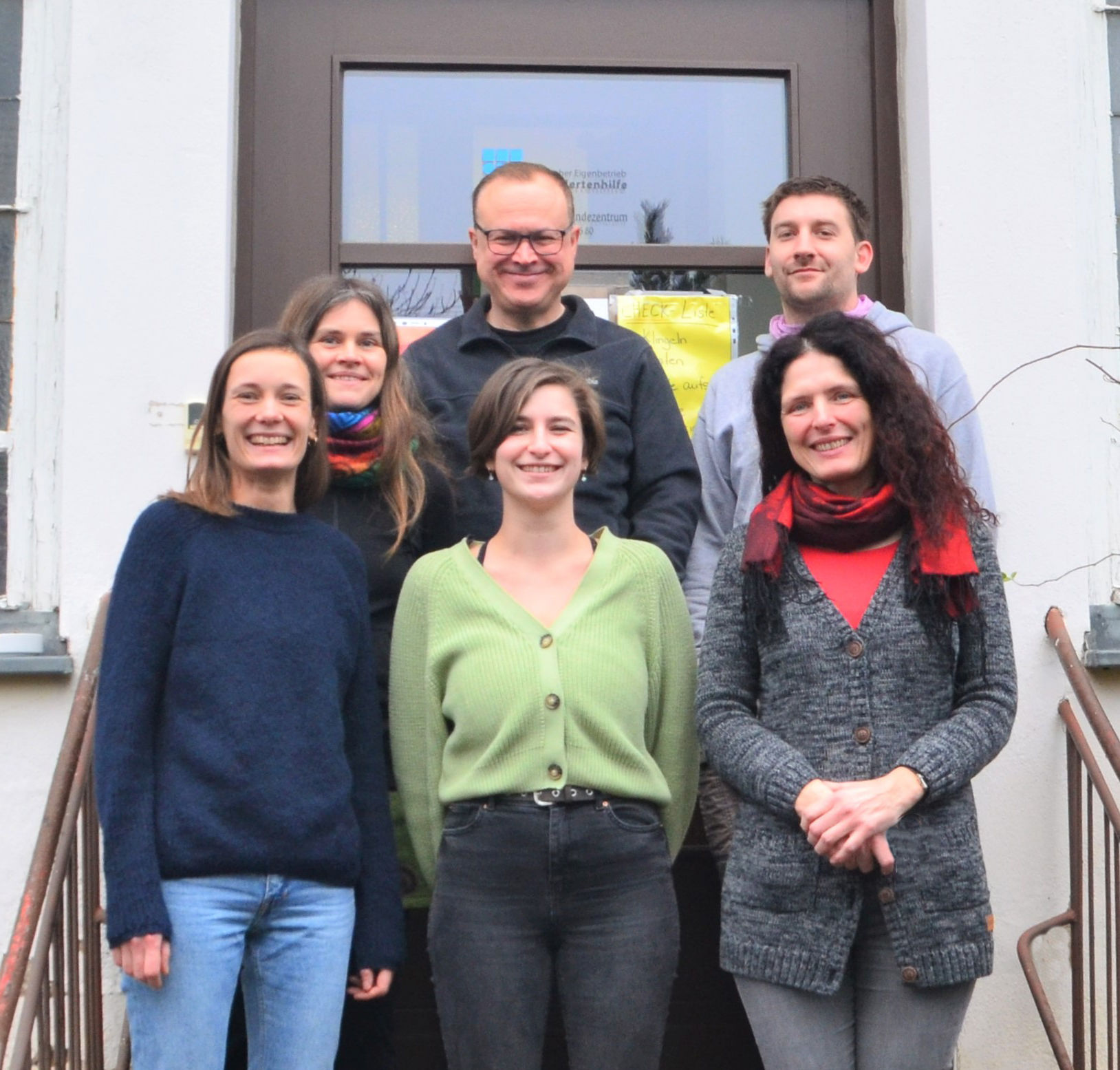© SEB Leipzig Sechs Mitarbeiter:innen stehen vor einem Haus