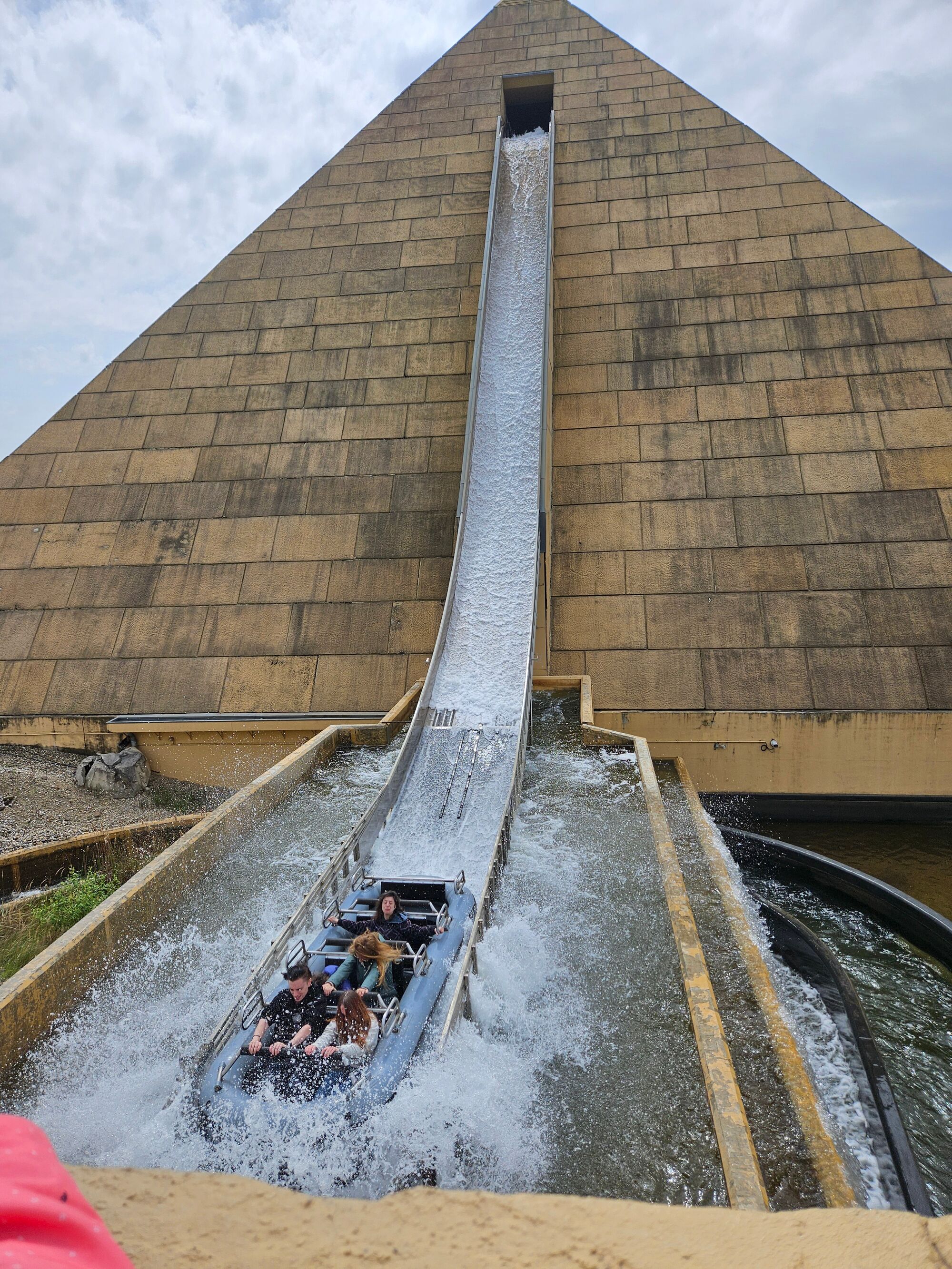 © SEB Leipzig Ein Boot saust die Wasserbahn einer großen Pyramide herunter