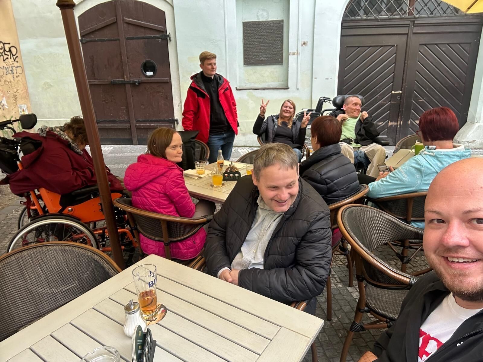 © SEB Leipzig Menschen sitzen an Tischen vor einem Restaurant.