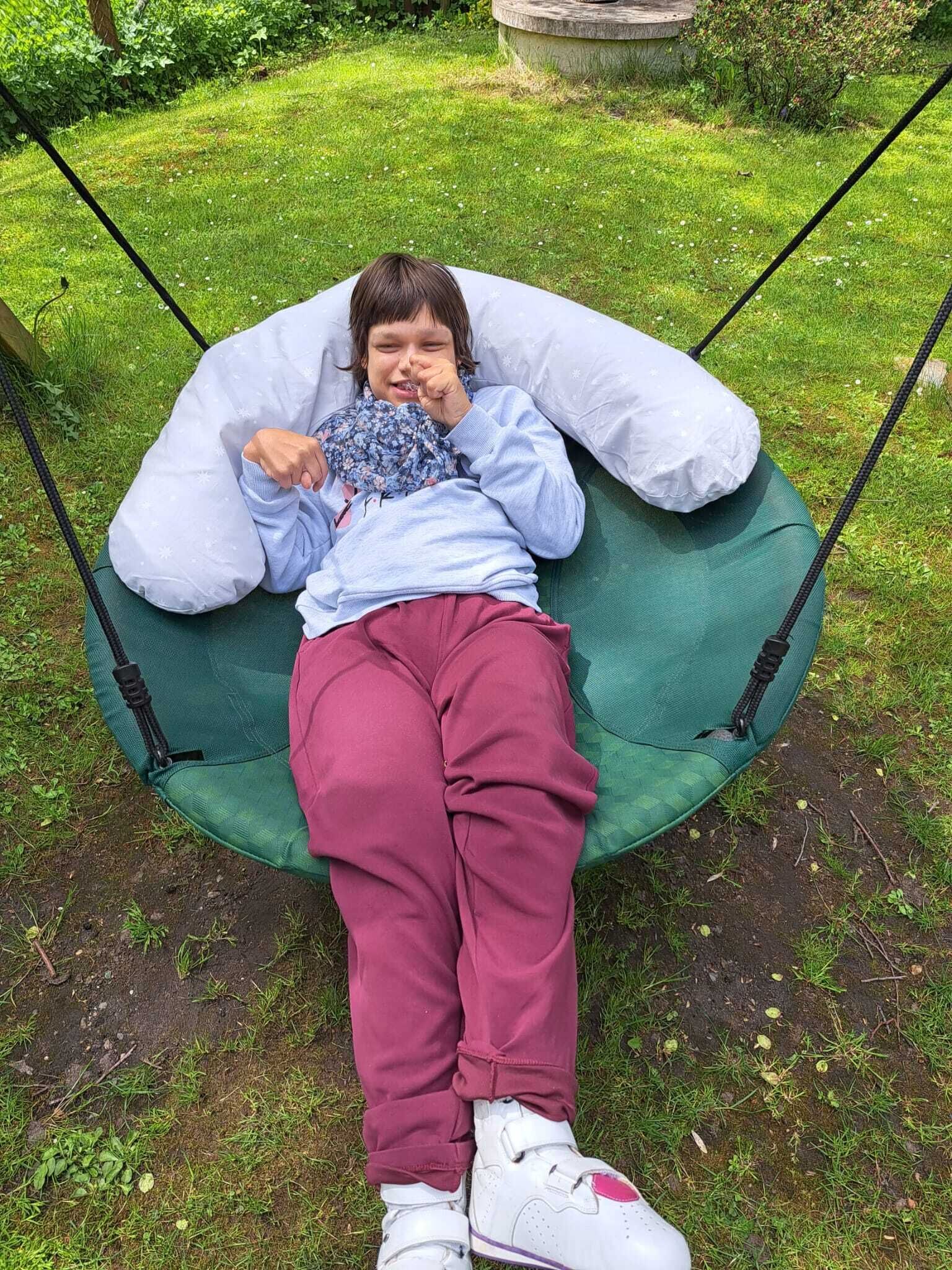 © SEB Leipzig Eine Frau liegt in einer Nestschaukel.