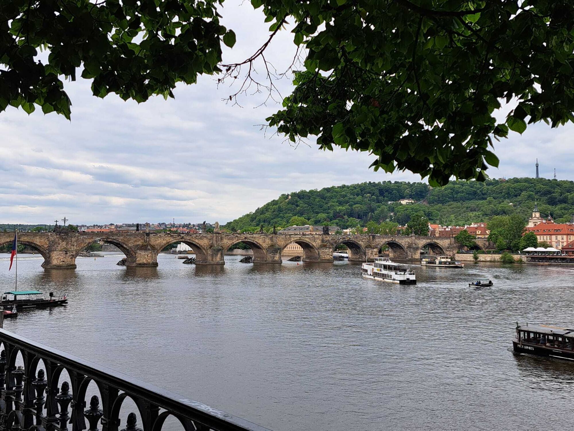 © SEB Leipzig Eine große Brücke führt über einen Fluss.