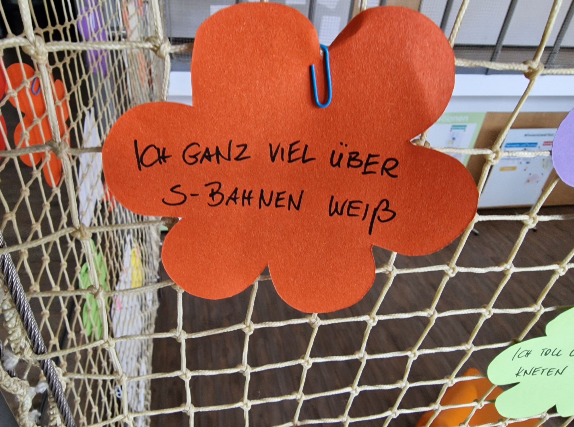 © SEB Leipzig Gebastelte Blume mit der Aufschrift: "Ich ganz viel über S-Bahnen weiß"