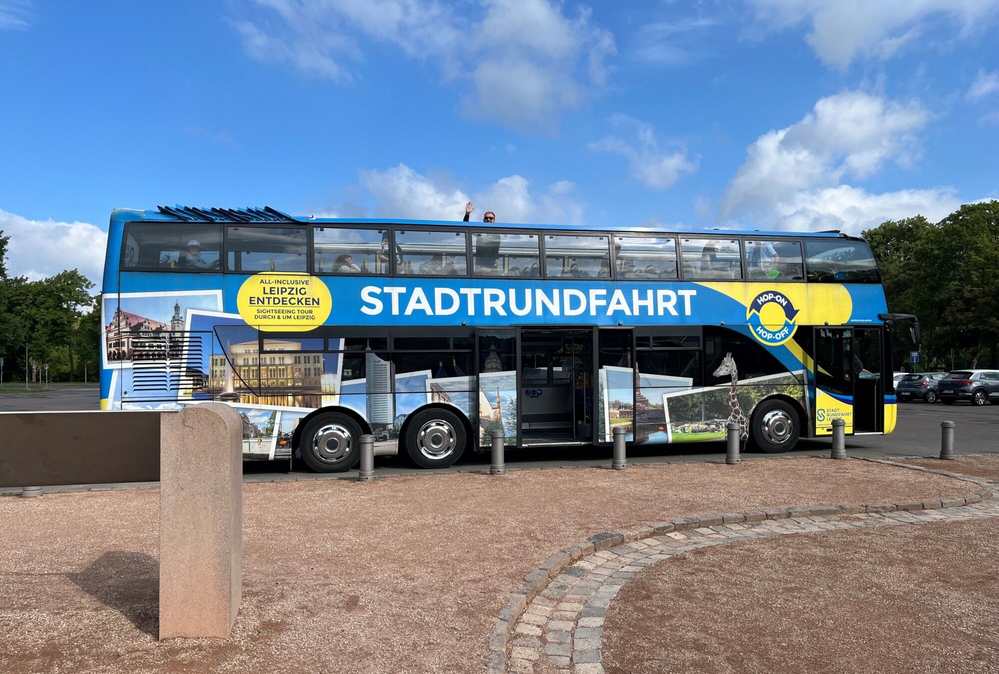 Ein großer Doppeldecker-Bus mit der Aufschrift Stadtrundfahrt