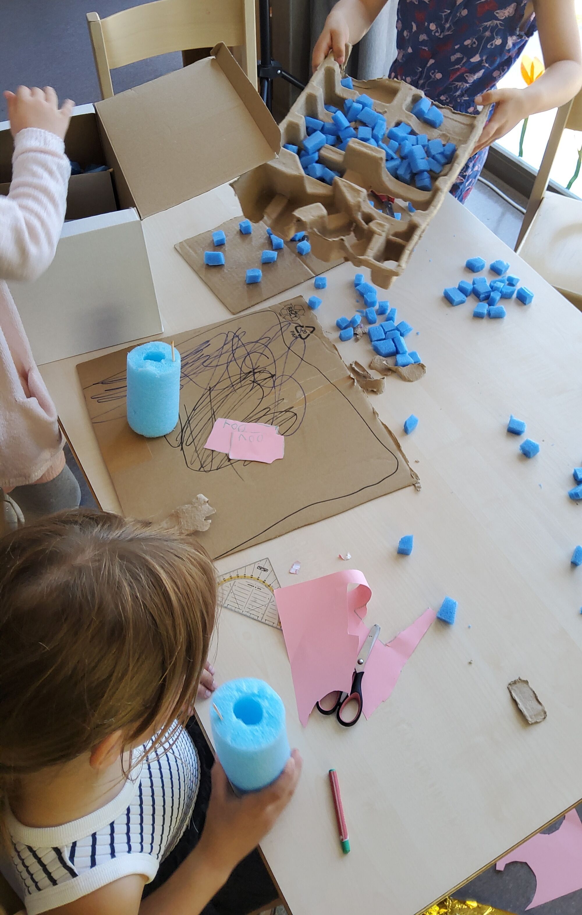 Blaue Schaumstoffr&ouml;hren, Scheren, Pappe