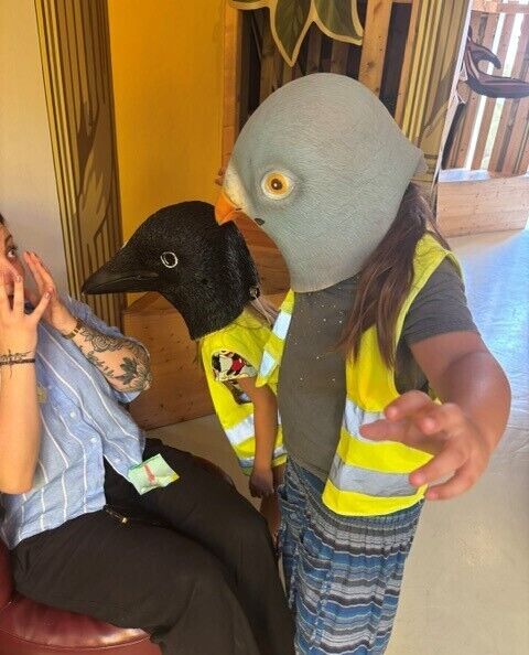 Kinder mit Vogelmasken
