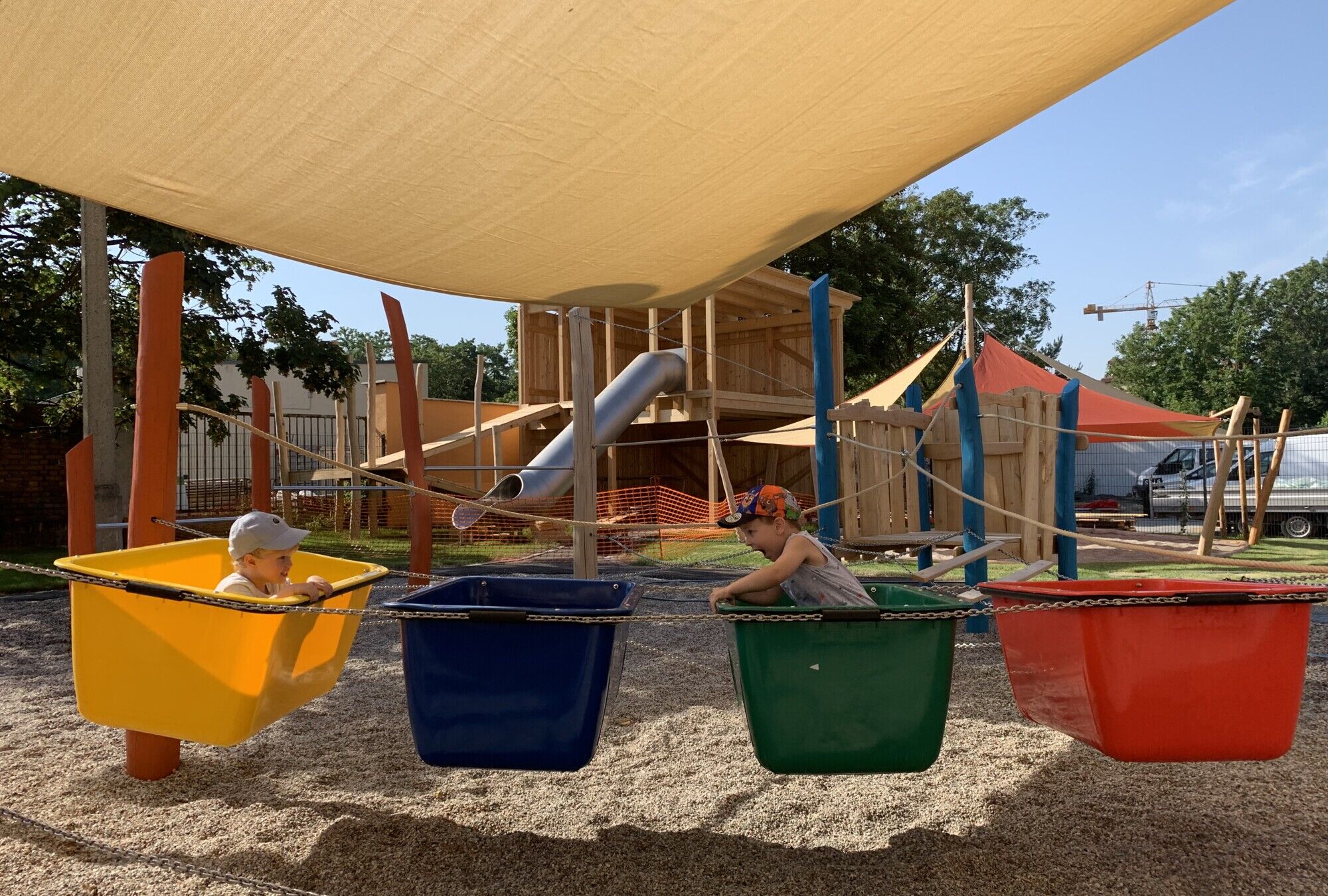 zwei Kinder auf dem Spielplatz der Komplex-Kita Kleine Handwerksmeister