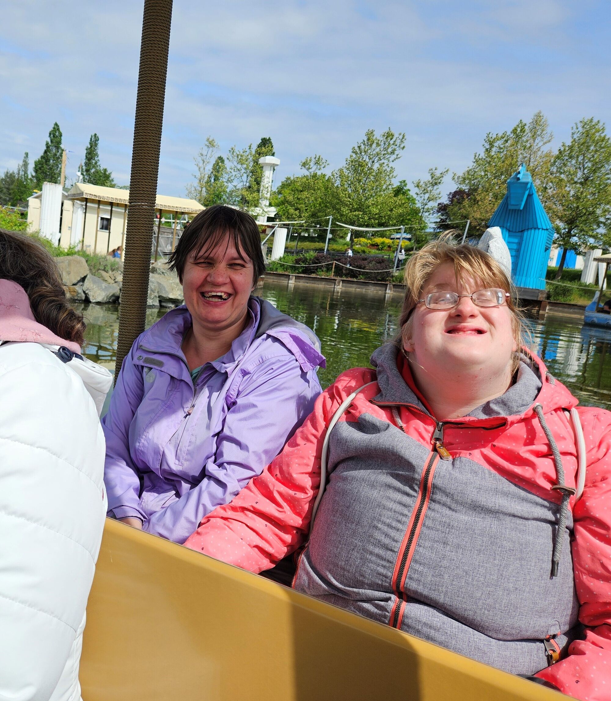 © SEB Leipzig zwei Frauen sitzen in einem Boot und lachen