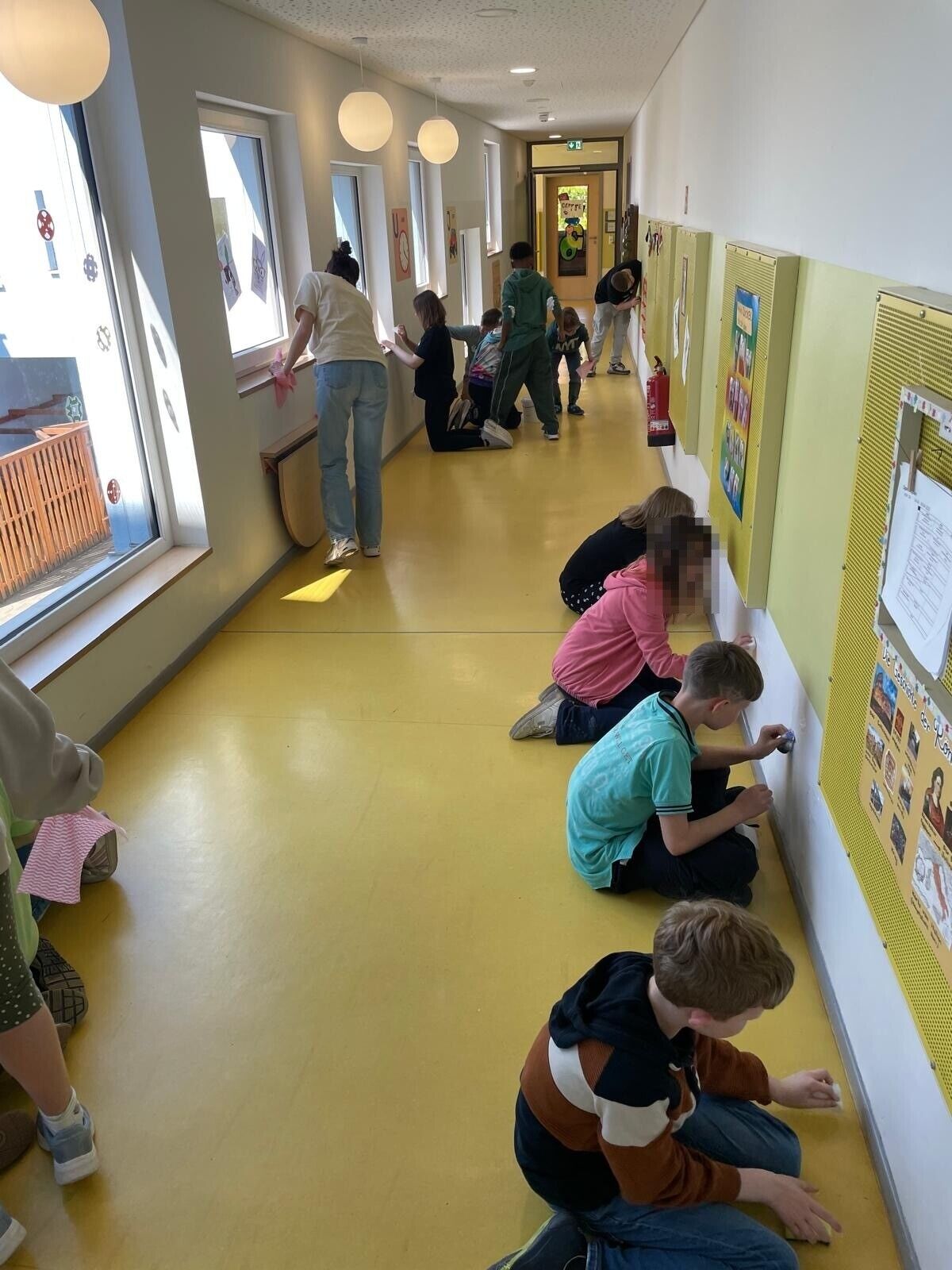 © SEB Leipzig Kinder sitzen auf den Fluren und machen Wände sauber