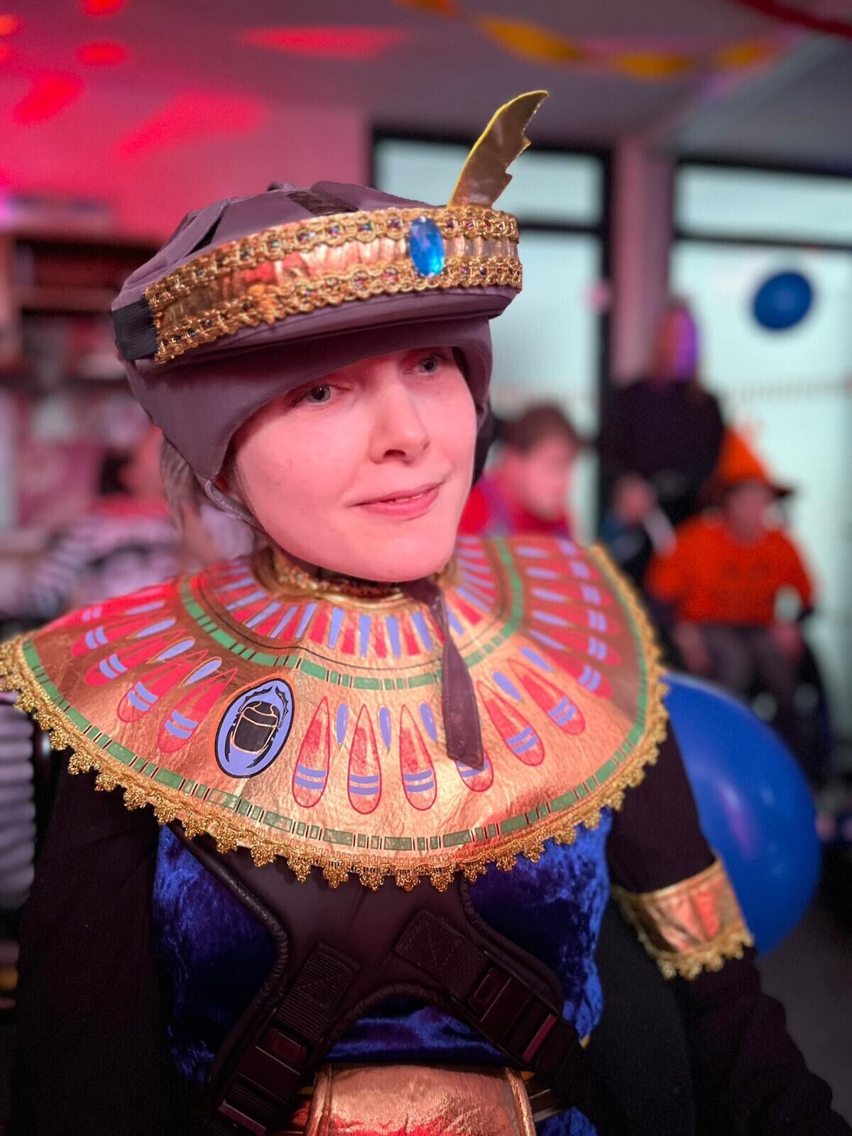 Ein Frau in einem Kost&uuml;m l&auml;chelt