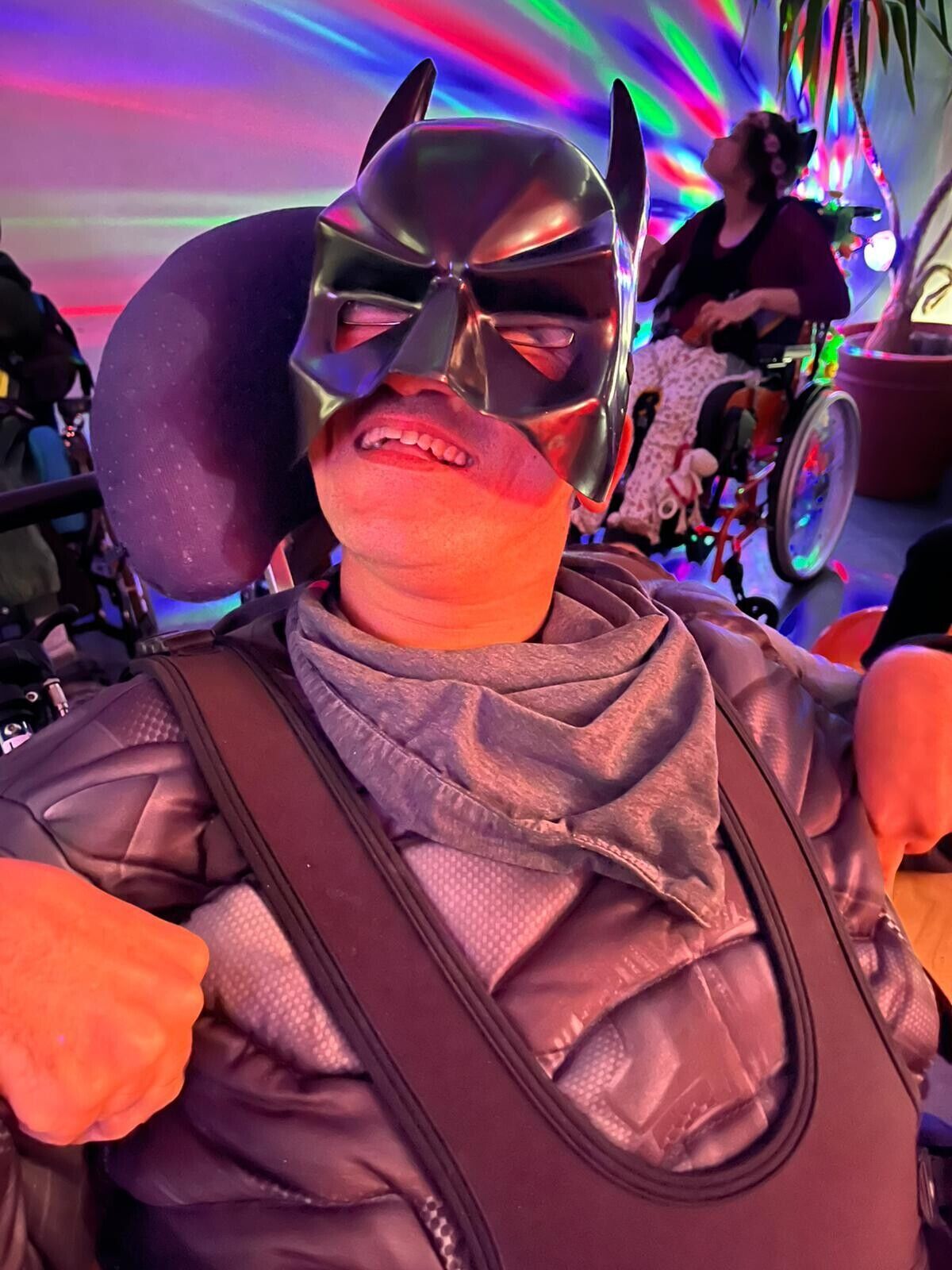 Ein Mann im Superheldenkost&uuml;m lacht