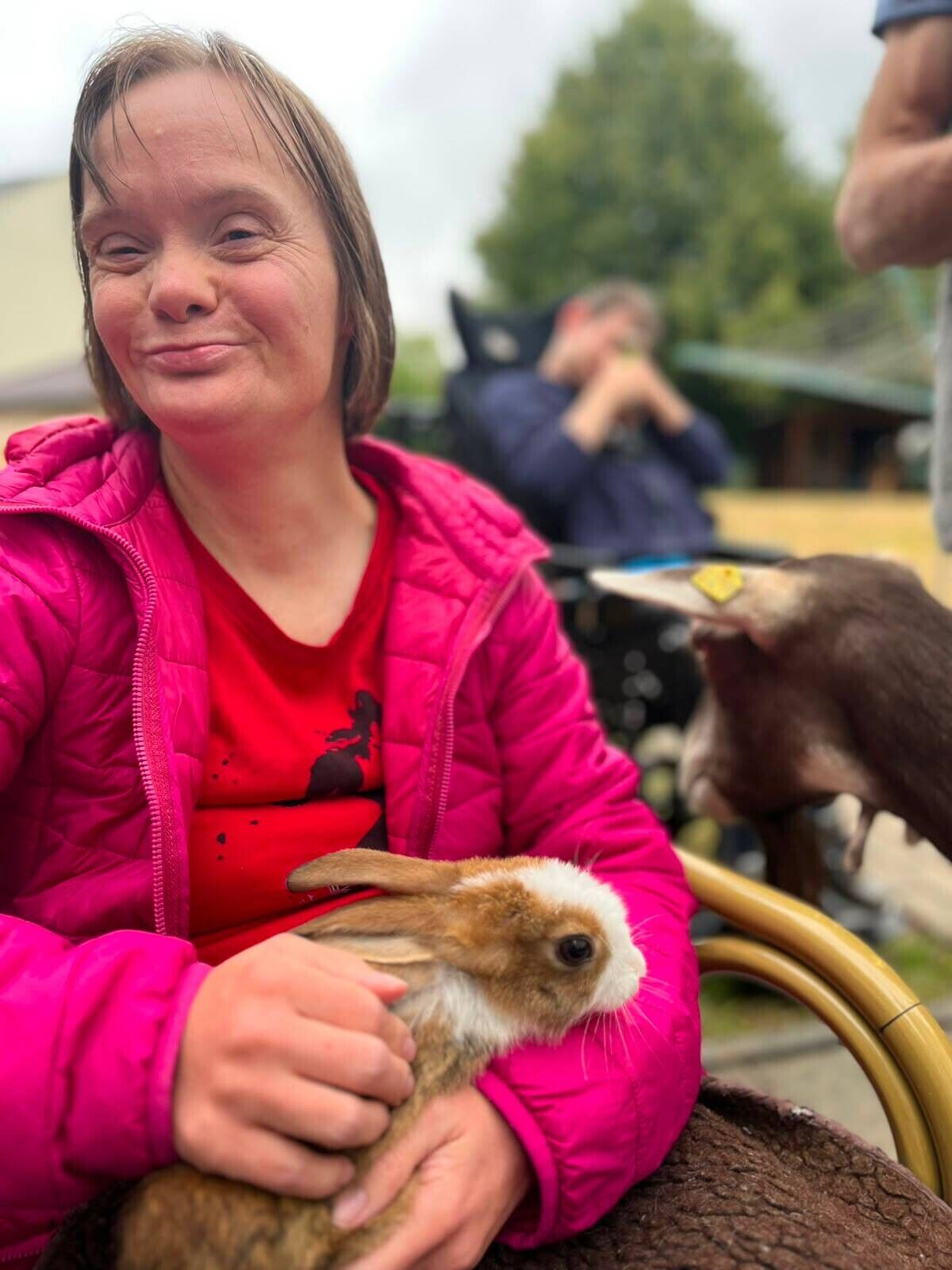 Eine Frau mit kleinem H&auml;schen auf dem Scho&szlig;