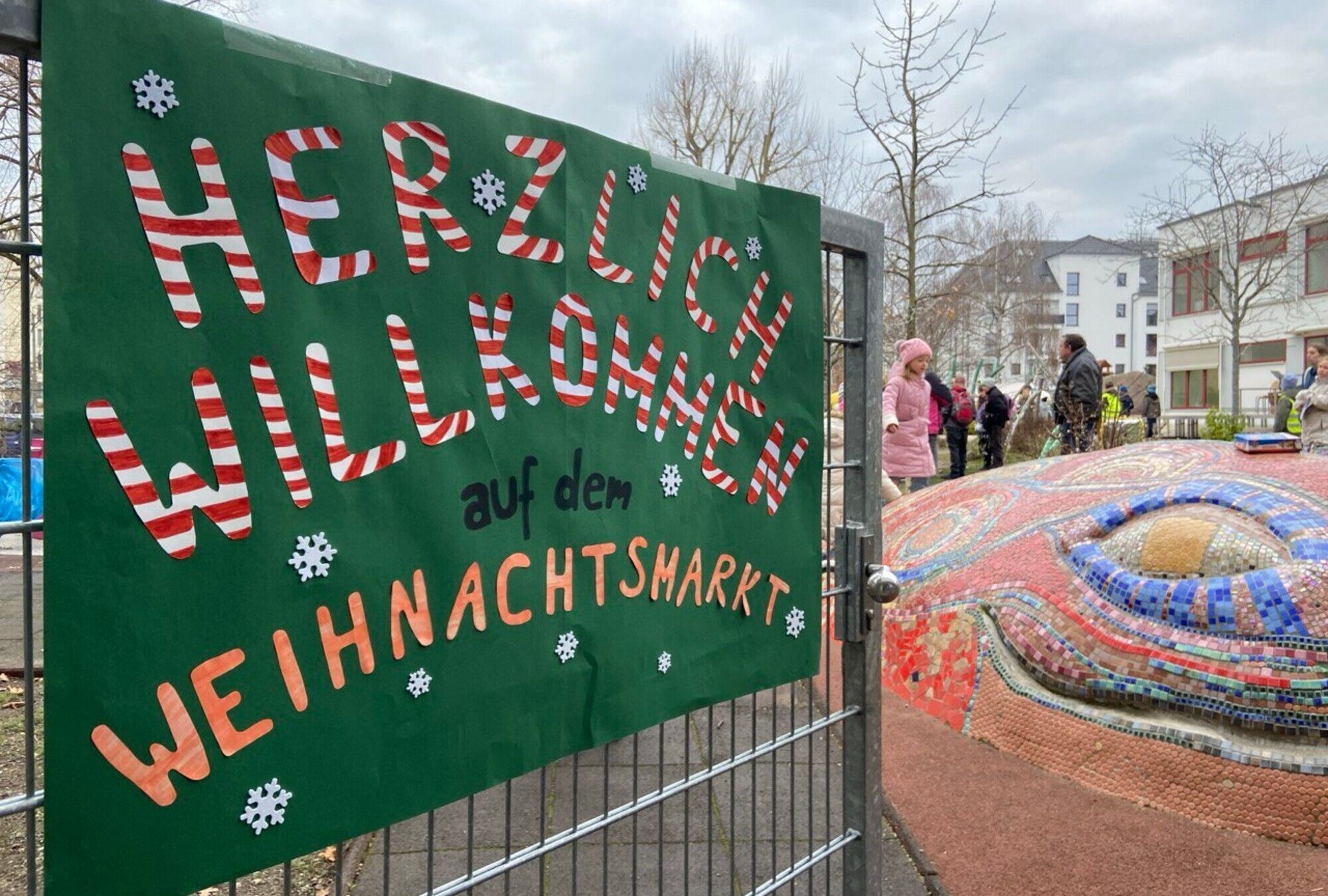 Ein Willkommensplakat am Eingang