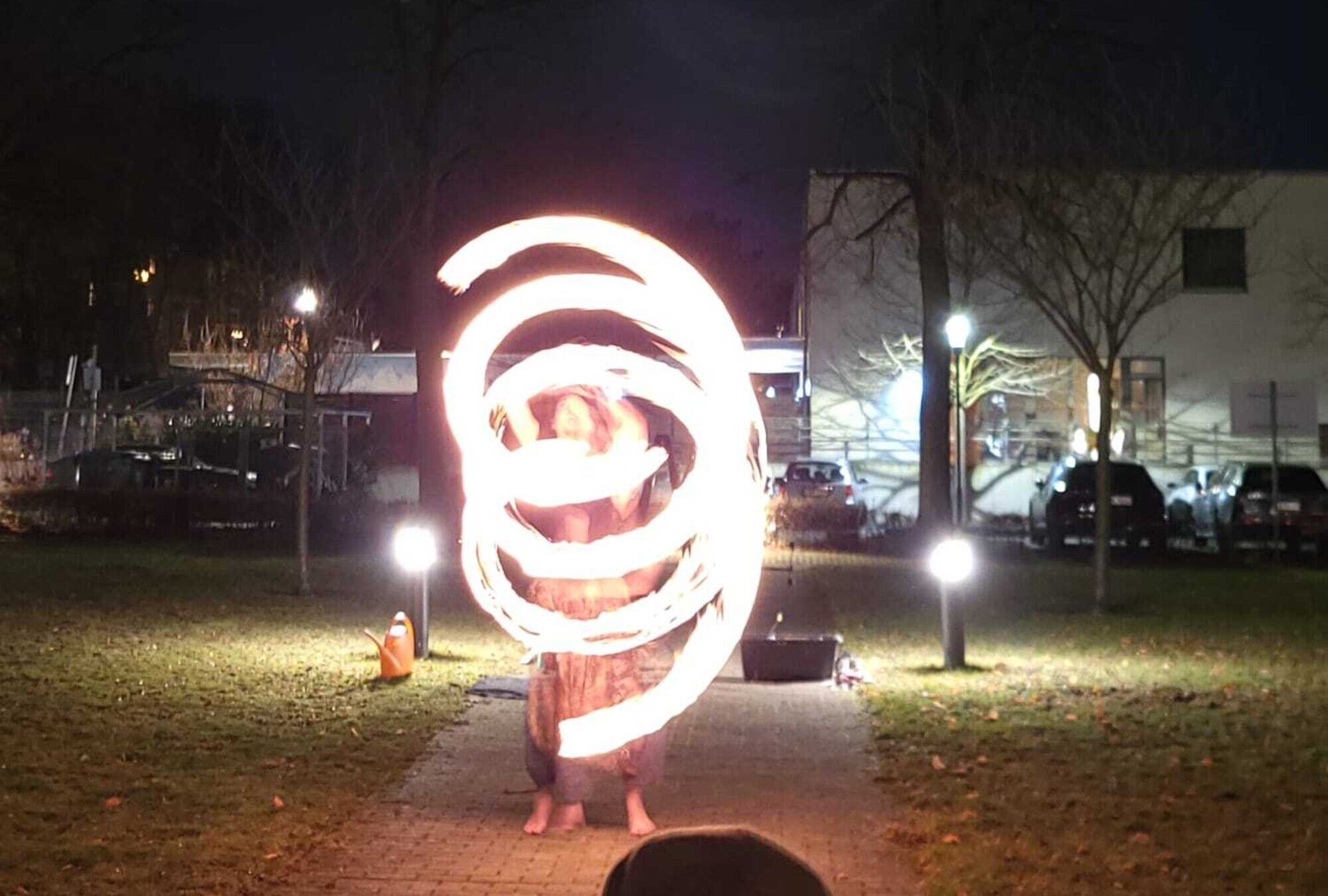 Lichtkreise der Feuershow im Dunkeln