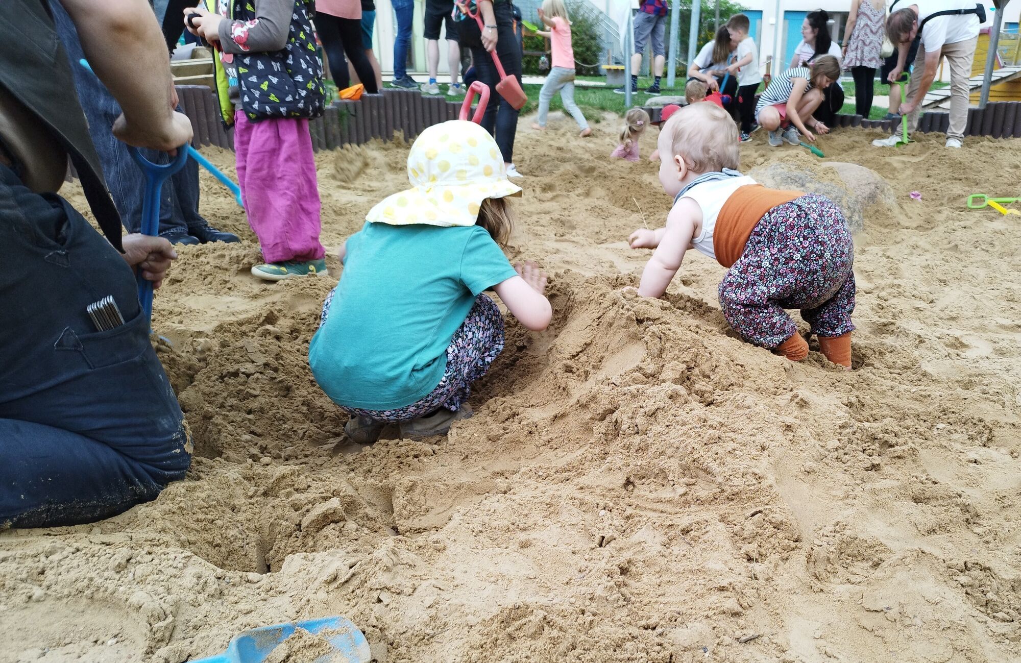 Kinder spielen im Sandkasten