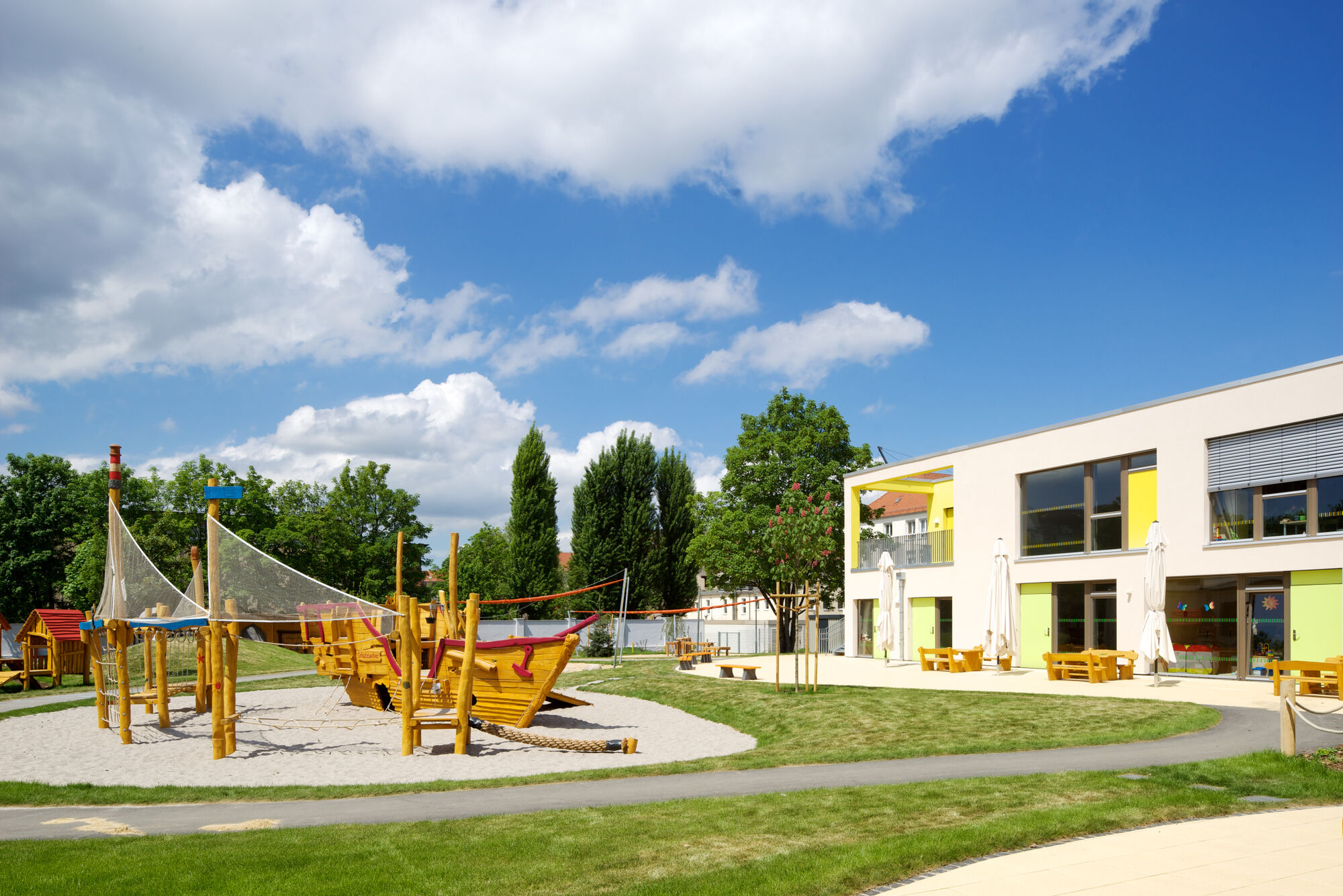 Das Kita Geb&auml;ude mit gro&szlig;em Garten