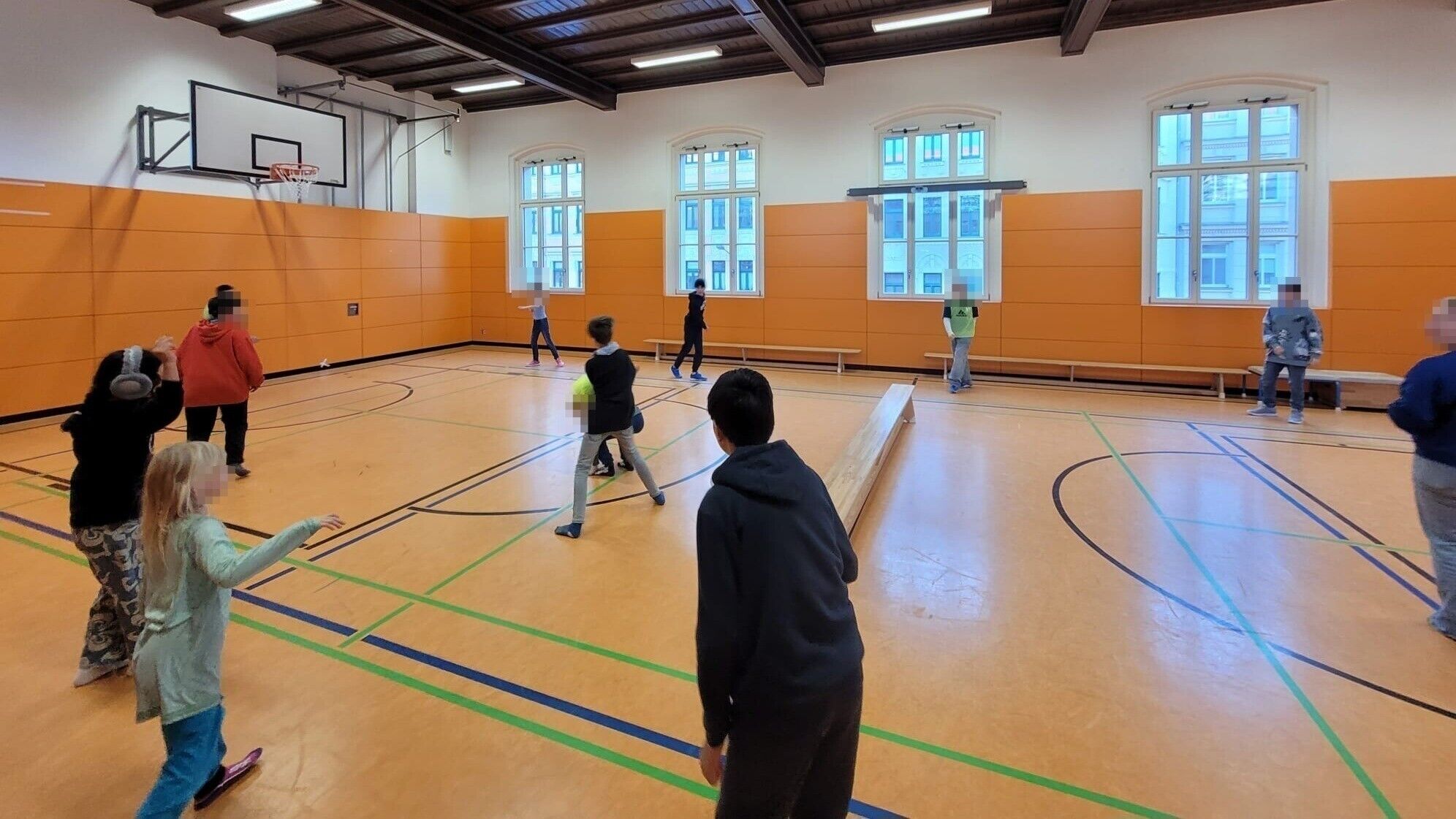 Kinder in einer gro&szlig;en Turnhalle