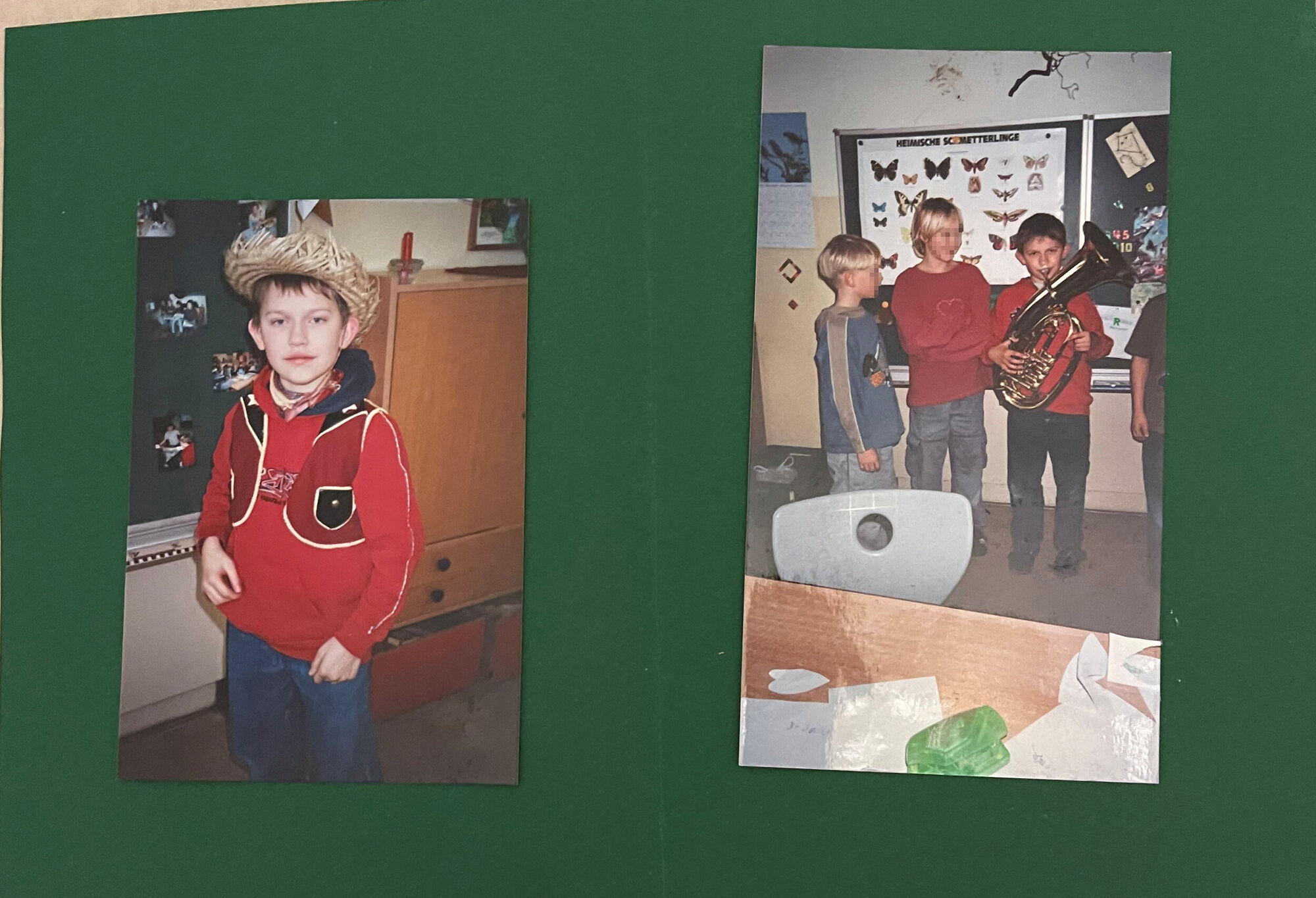 © SEB Leipzig eine grüne Karte mit aufgeklebten Fotos von einer Faschingsfeier
