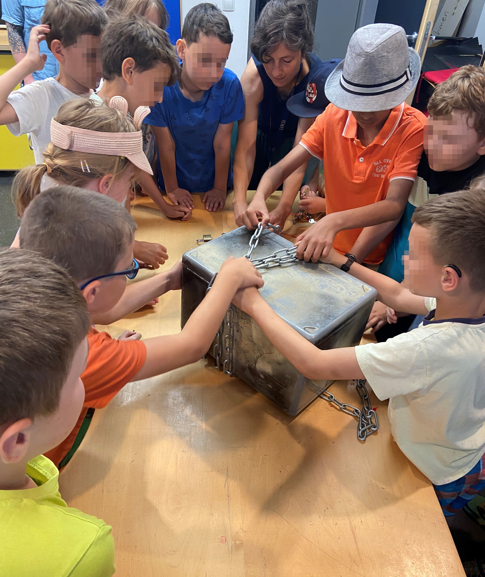 © SEB Leipzig Viele Kinder stehen um eine verschlossene Schatztruhe