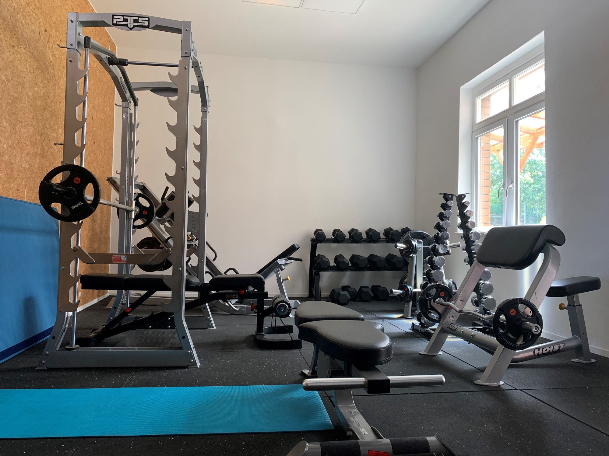 Ein Raum mit Matten und Fitnessgeräten.