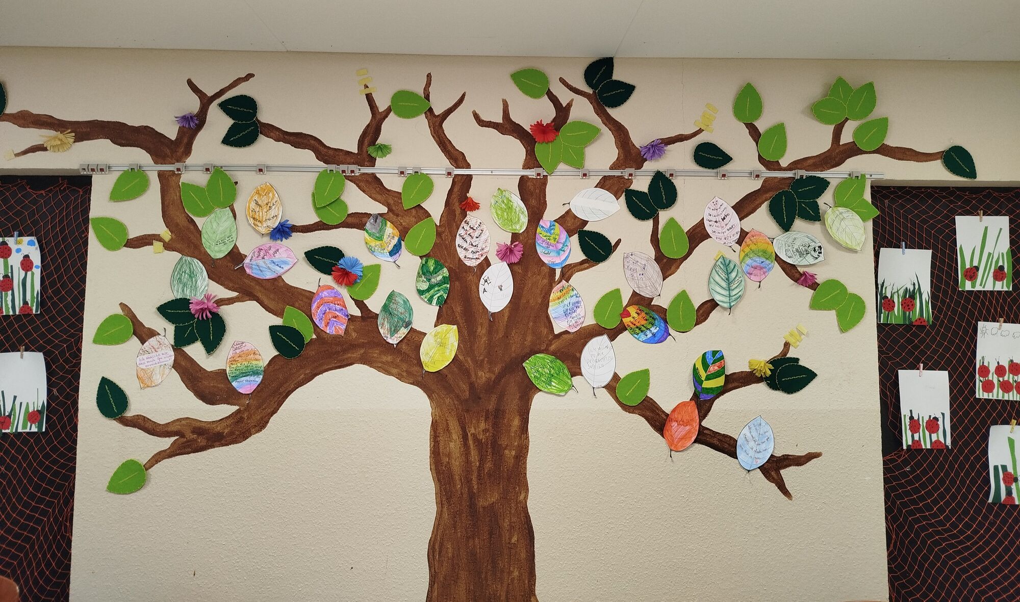 der gro&szlig;e selbst gestaltete Wunschbaum mit bunten Wunschbl&auml;ttern