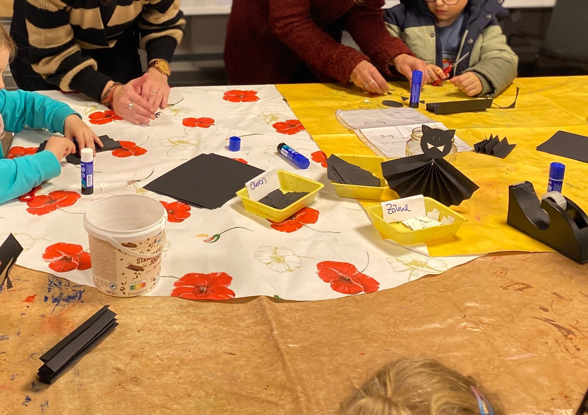© SEB Leipzig Kinder und zwei Frauen basteln an einem Tisch