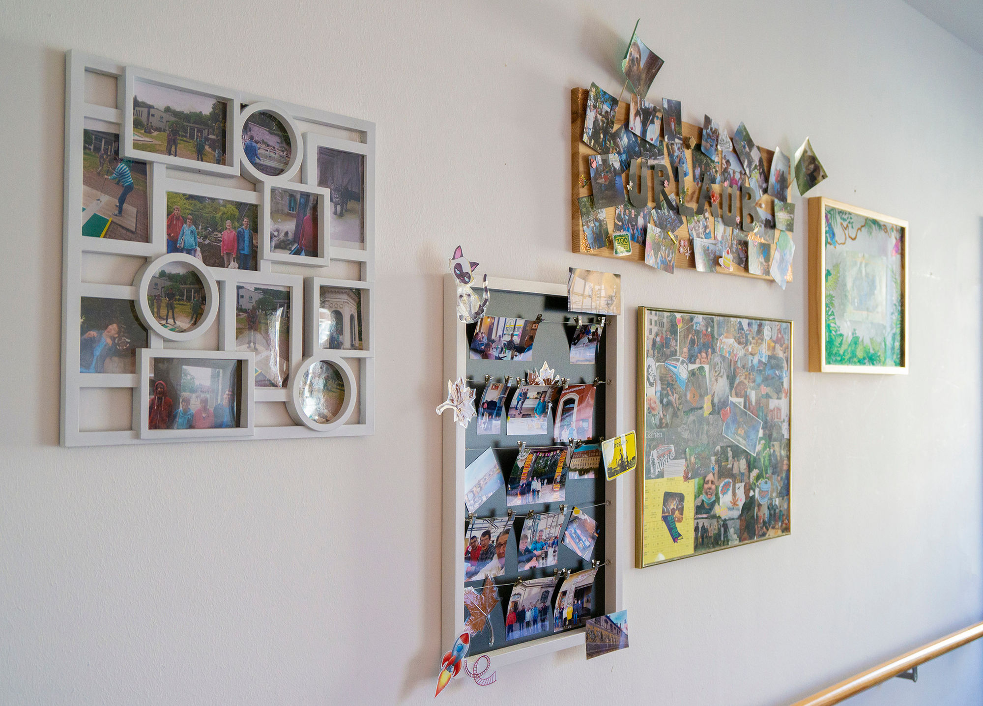 Eine Wand mit Fotos und Bildern.