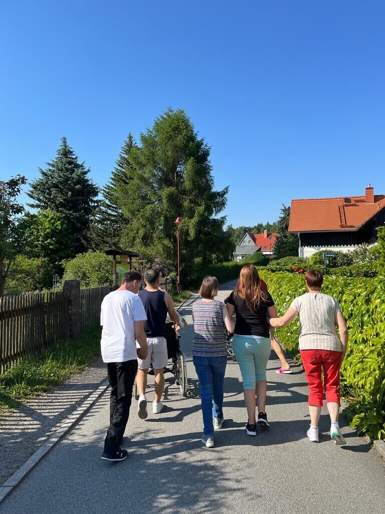 © SEB Leipzig Eine Gruppe von Menschen geht die Straße entlang