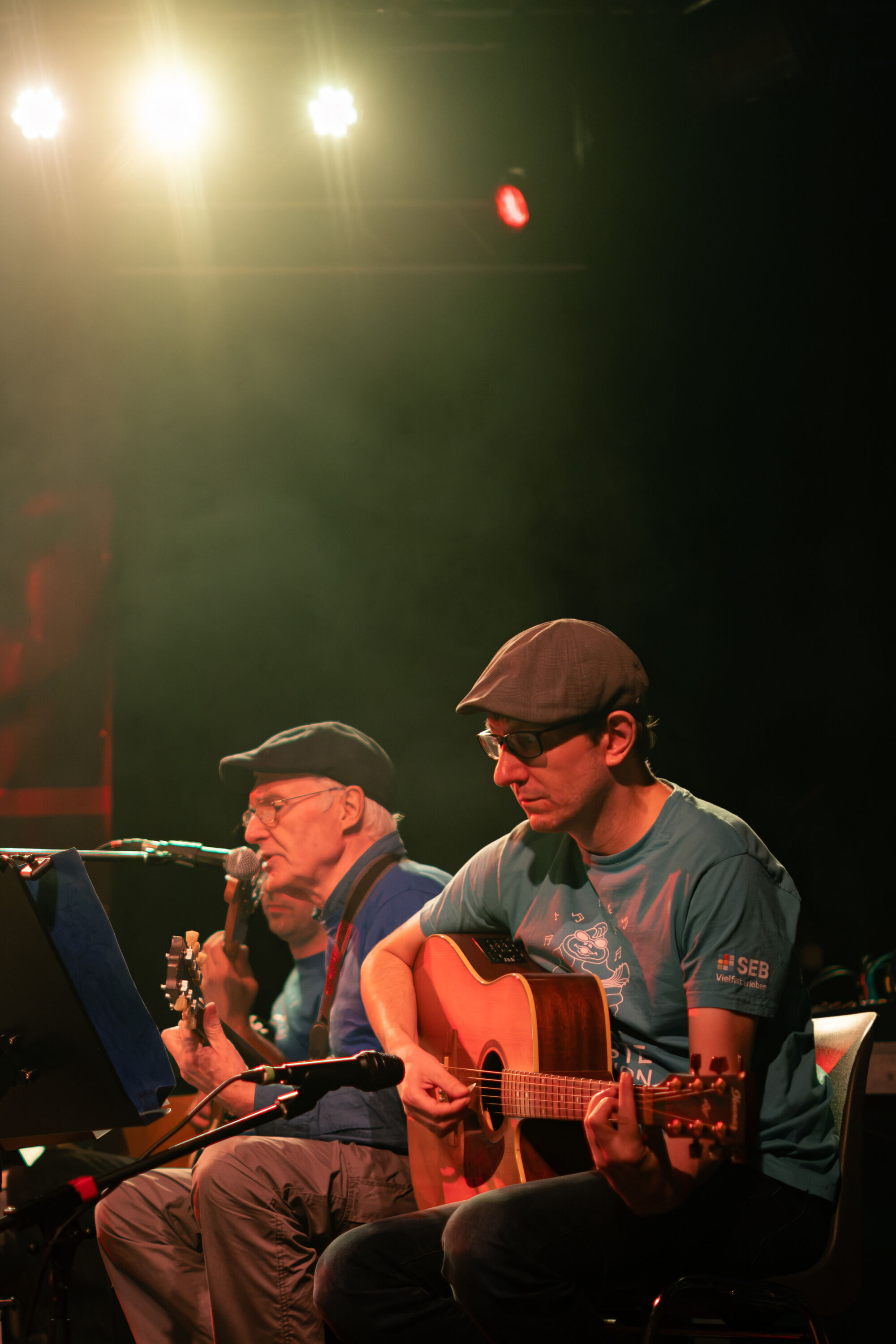Ensemble-Mitglieder auf der B&uuml;hne