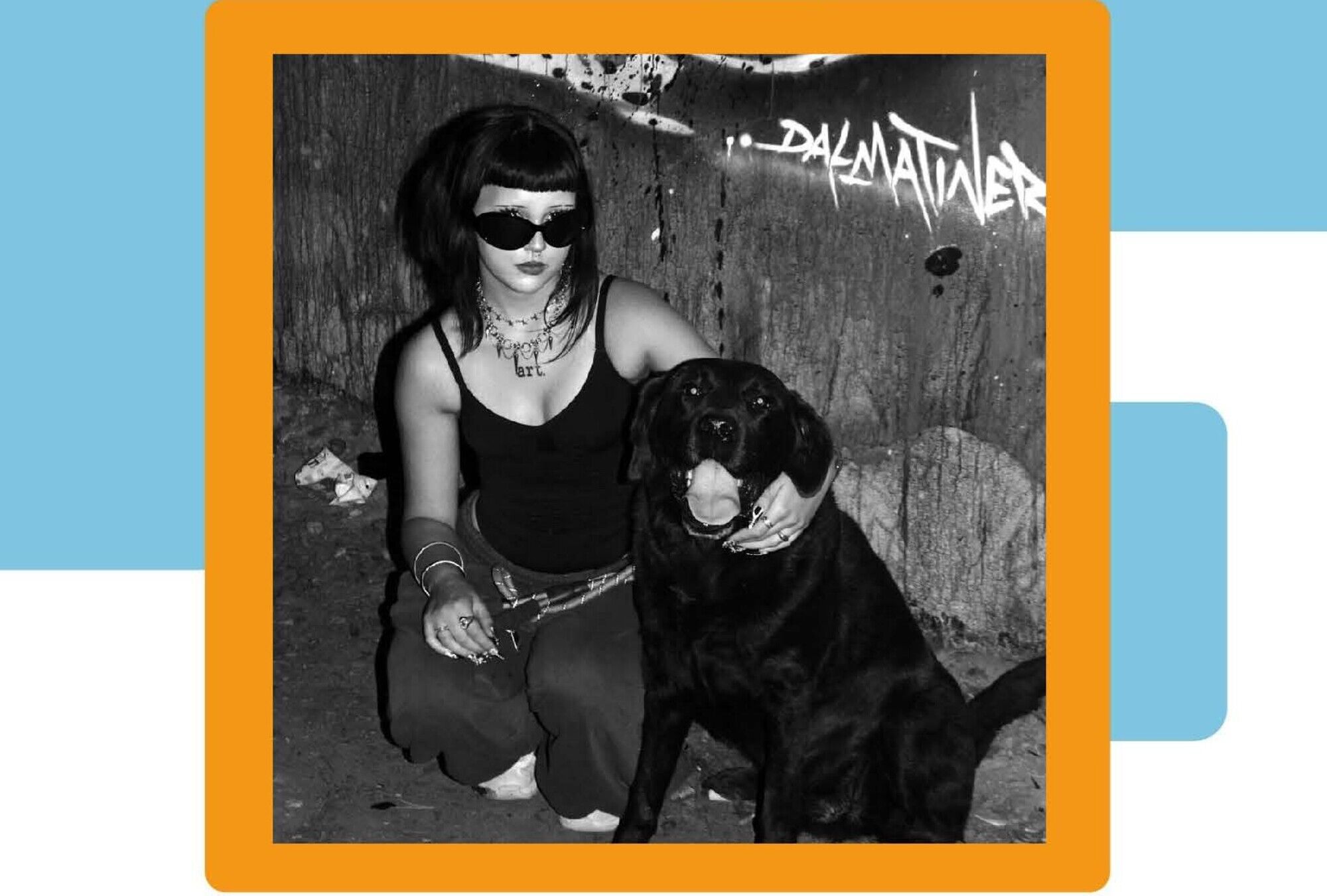 schwarz-wei&szlig; Foto einer jungen Frau mit Hund
