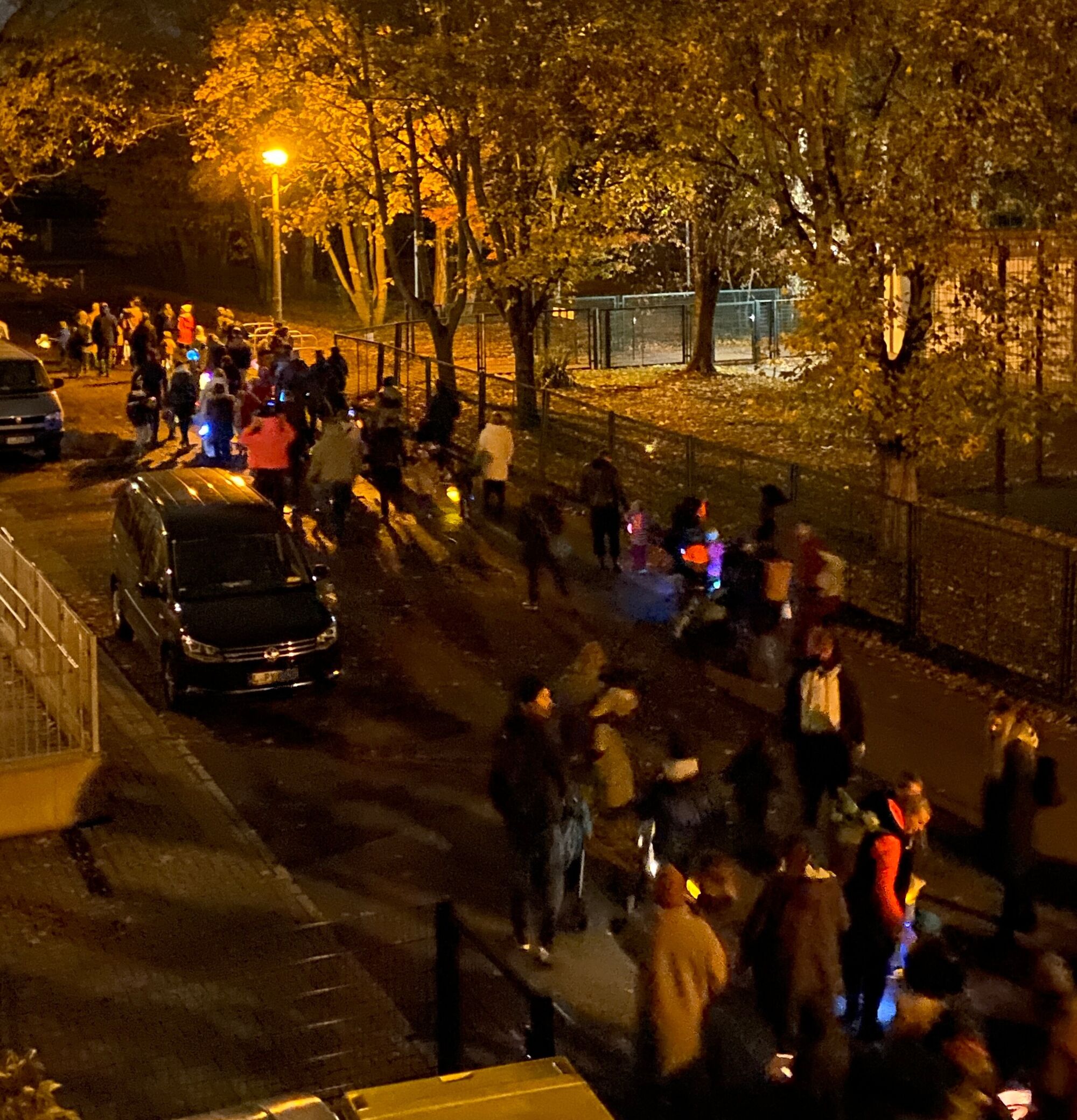 © SEB Leipzig Viele Menschen gehen mit Lampions die Straße entlang