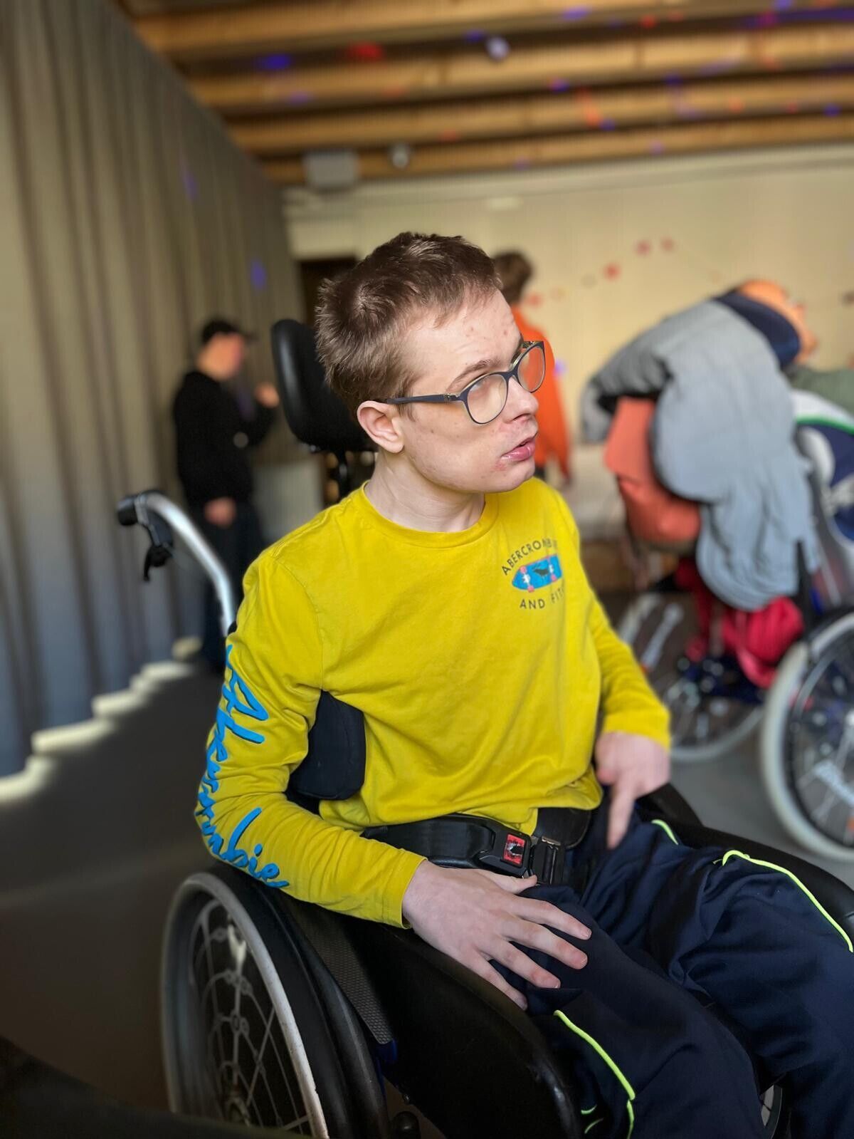 Ein Mann im Rollstuhl steht auf der Tanzfl&auml;che