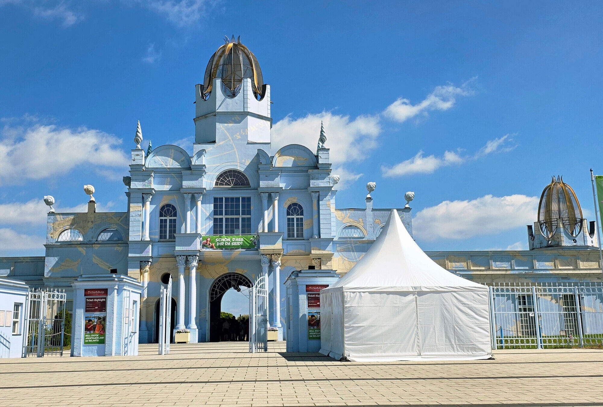 Der Eingang zum Belantis-Freizeitpark - das blaue Schloss