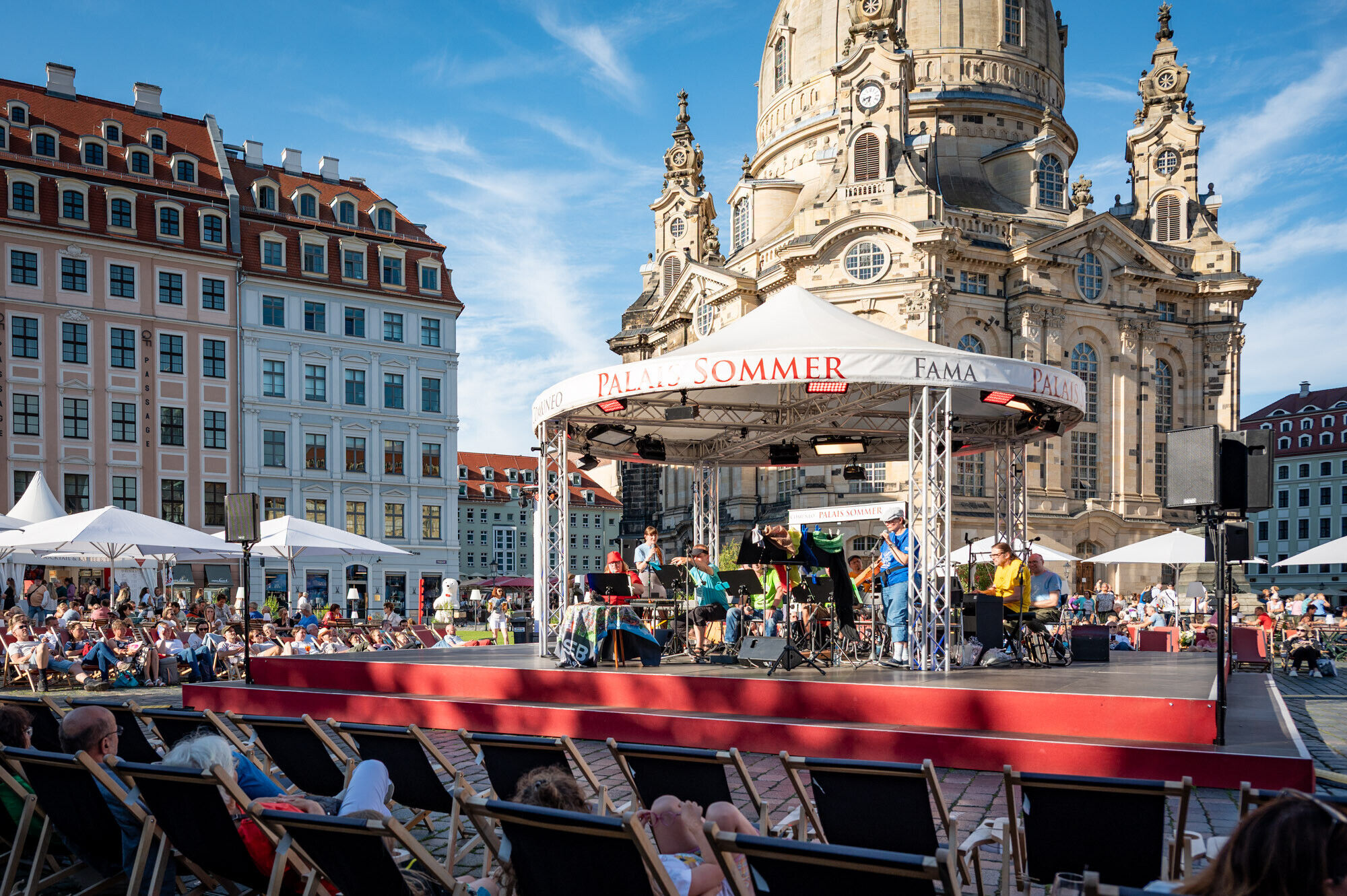 Das Orchester auf der B&uuml;hne vor der Liebfrauenkirche