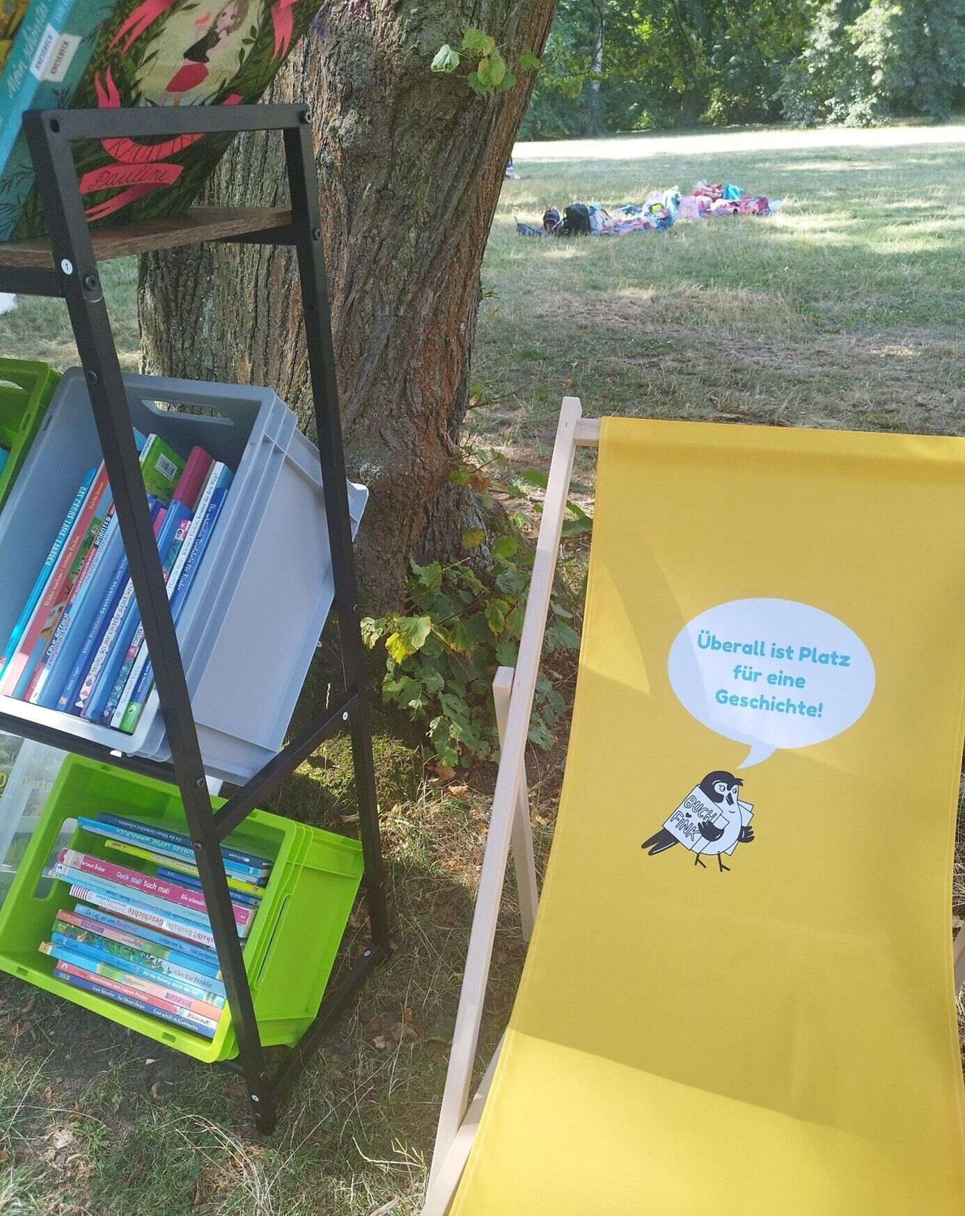 B&uuml;cherkisten und ein Liegestuhl