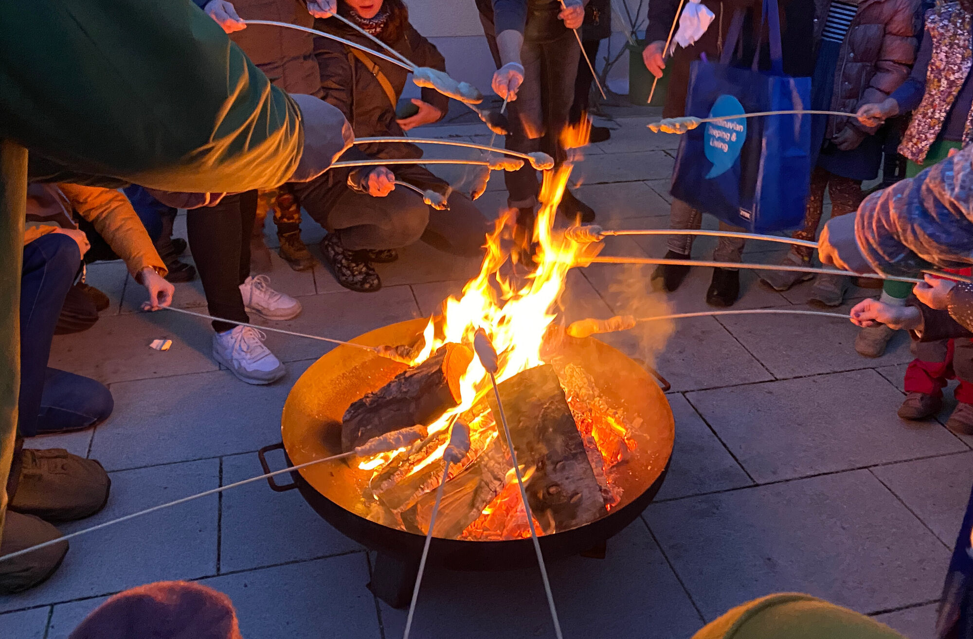 © SEB Leipzig Stöcker mit Teig werden über ein Feuer gehalten