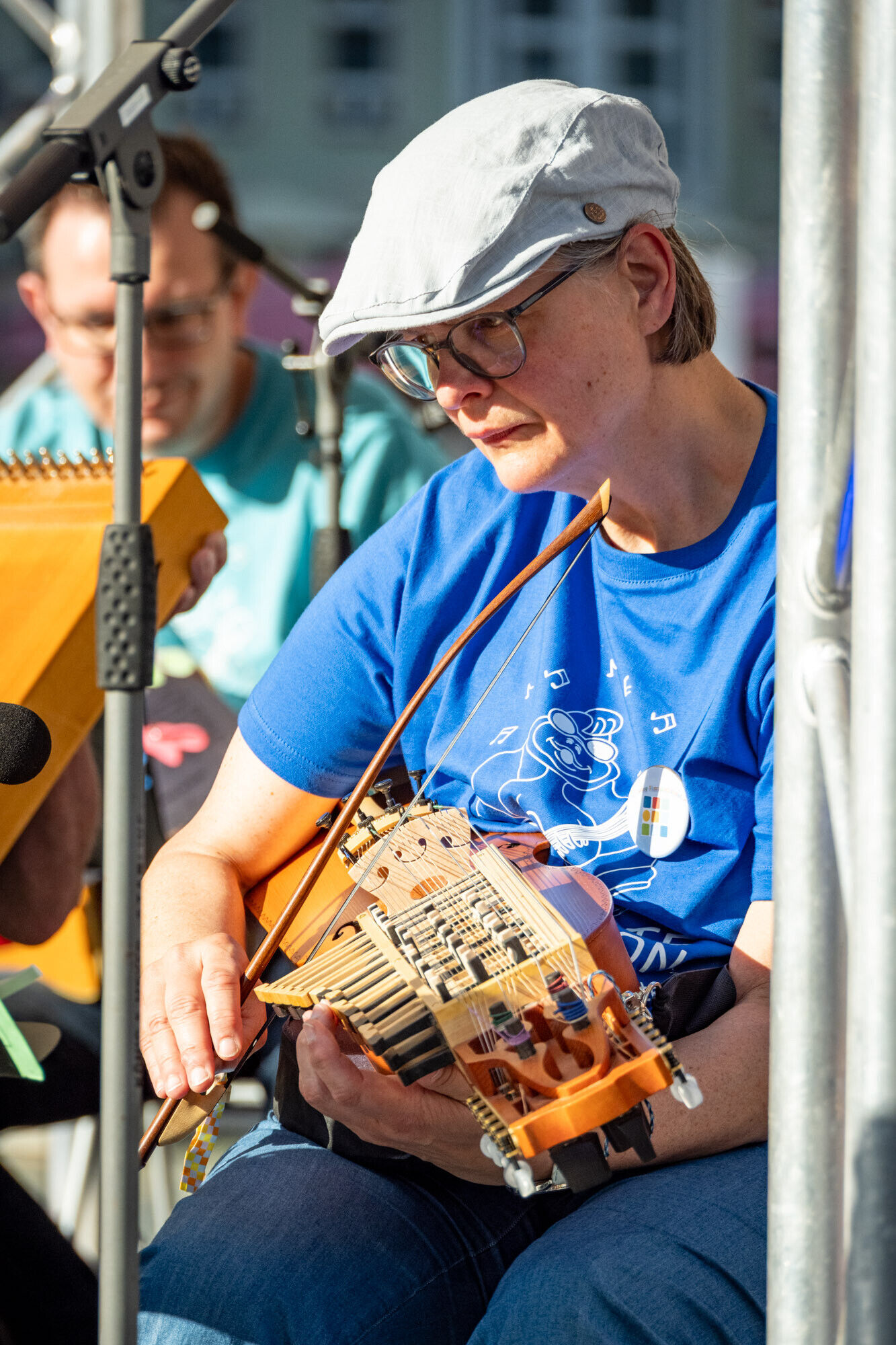 Ein Ensemble-Mitglied auf der B&uuml;hne mit Streichinstrument