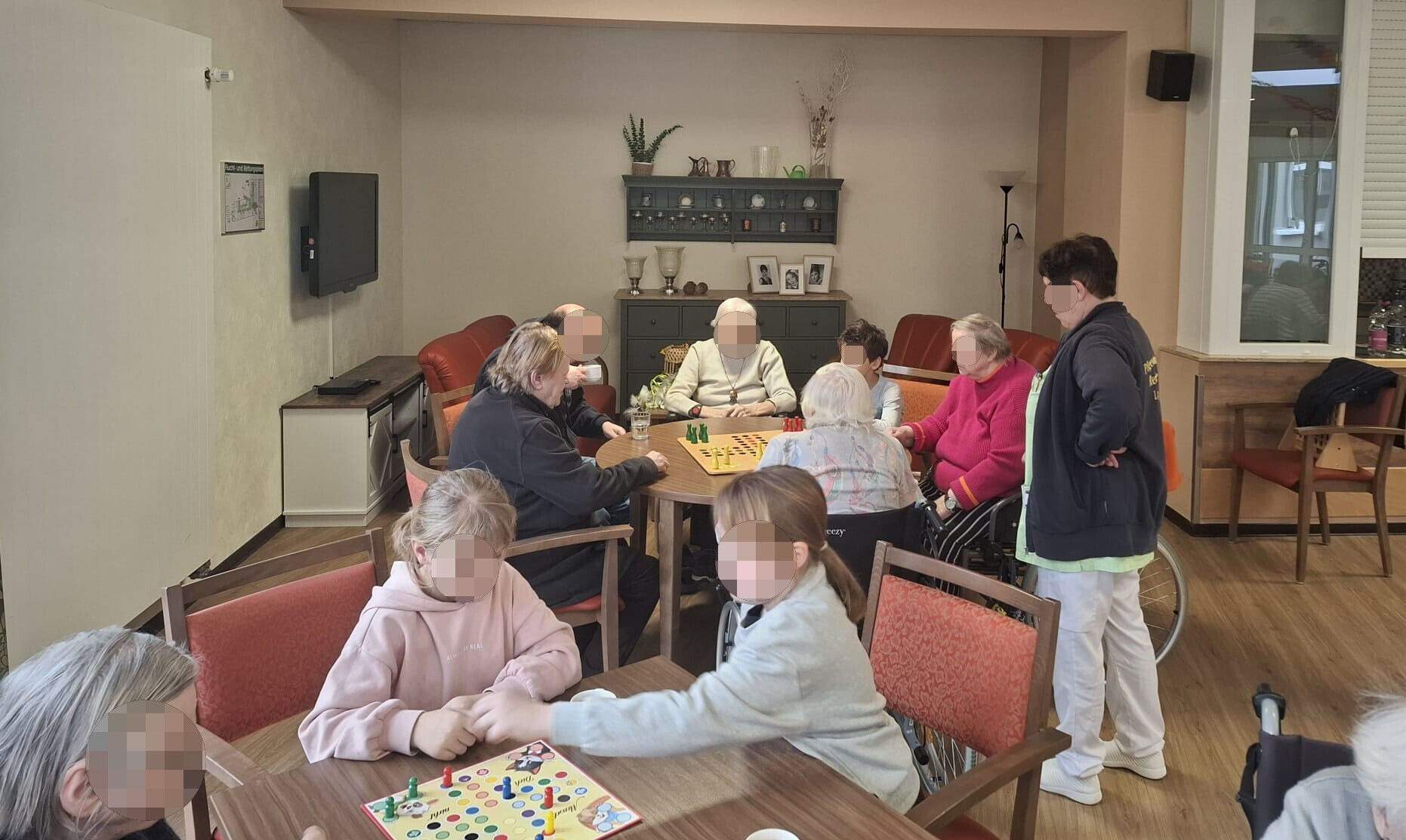 Kinder spiel Brettspiele mit &auml;lteren Menschen