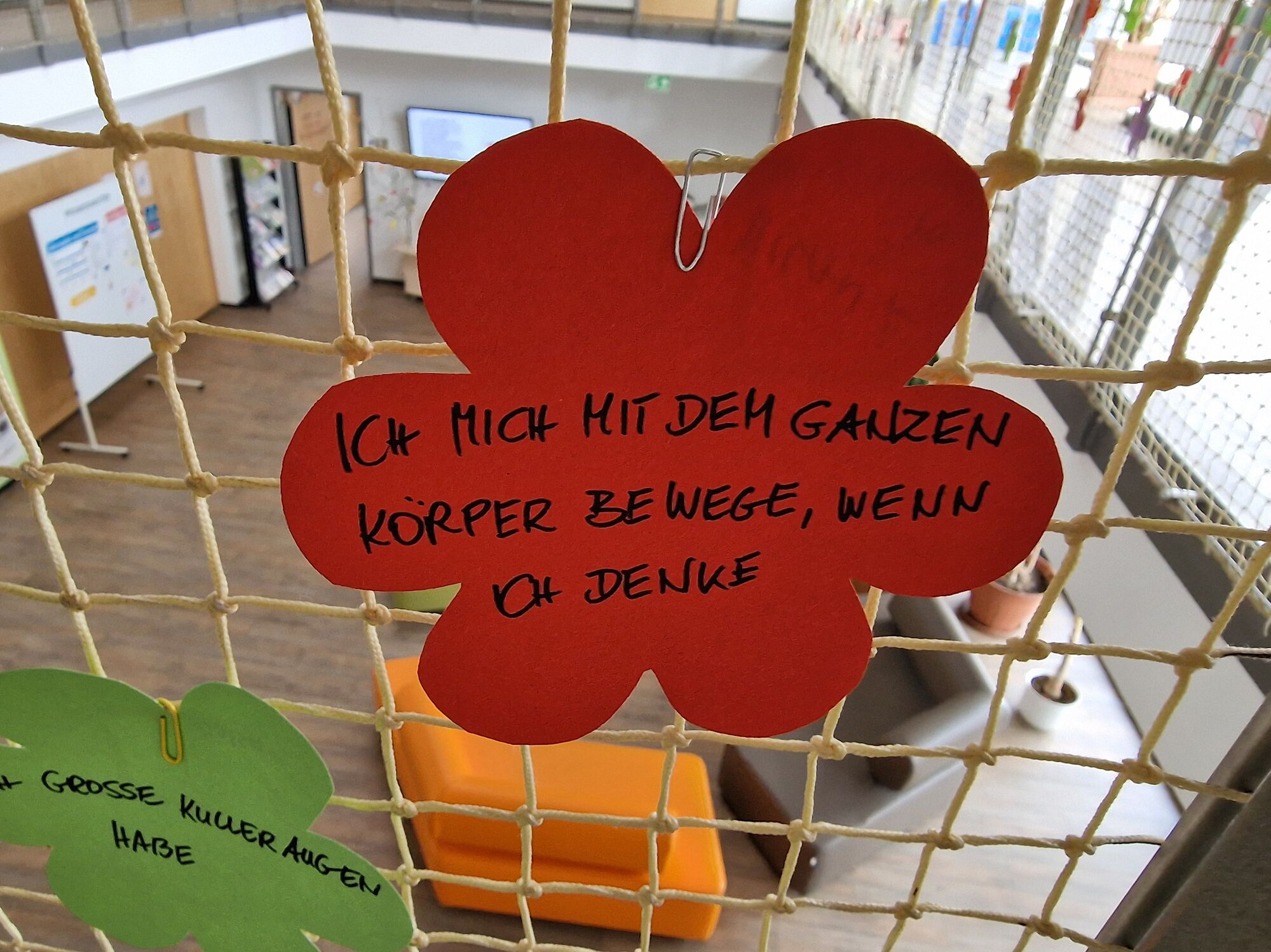 © SEB Leipzig Gebastelte Blume mit der Aufschrift: "Ich mich mit dem Ganzen Körper bewege, wenn ich denke"