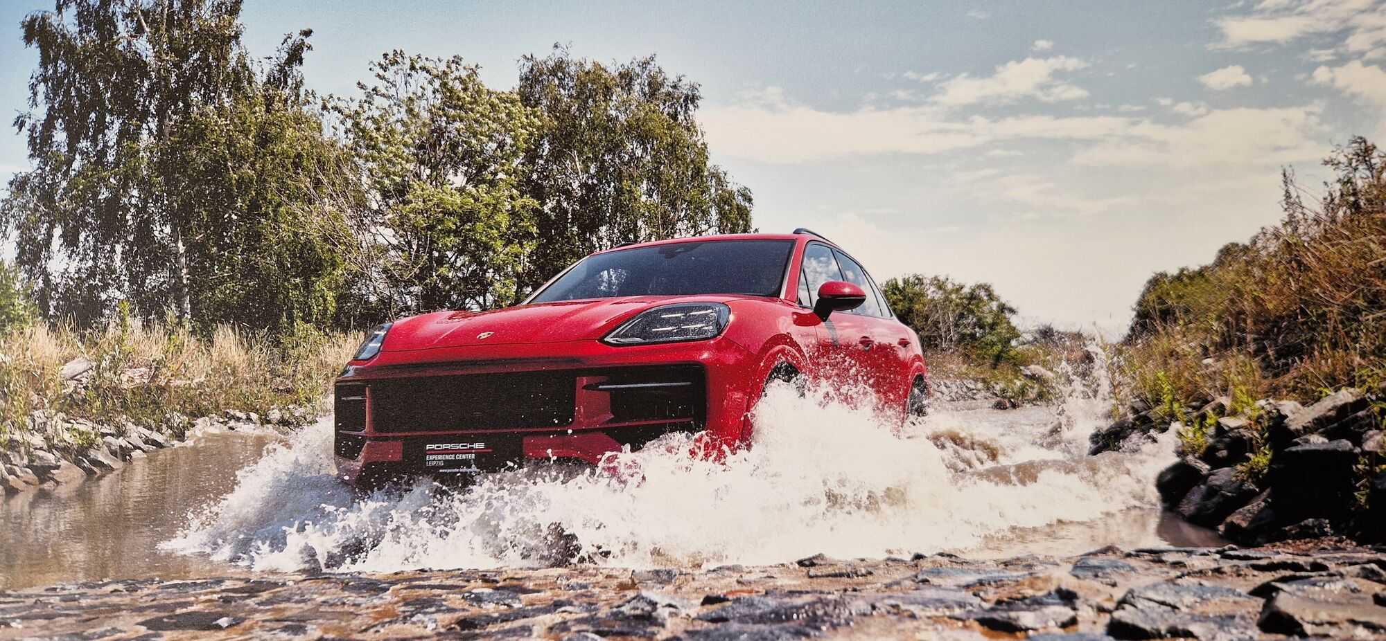 Ein Porsche f&auml;hrt durch Wasser