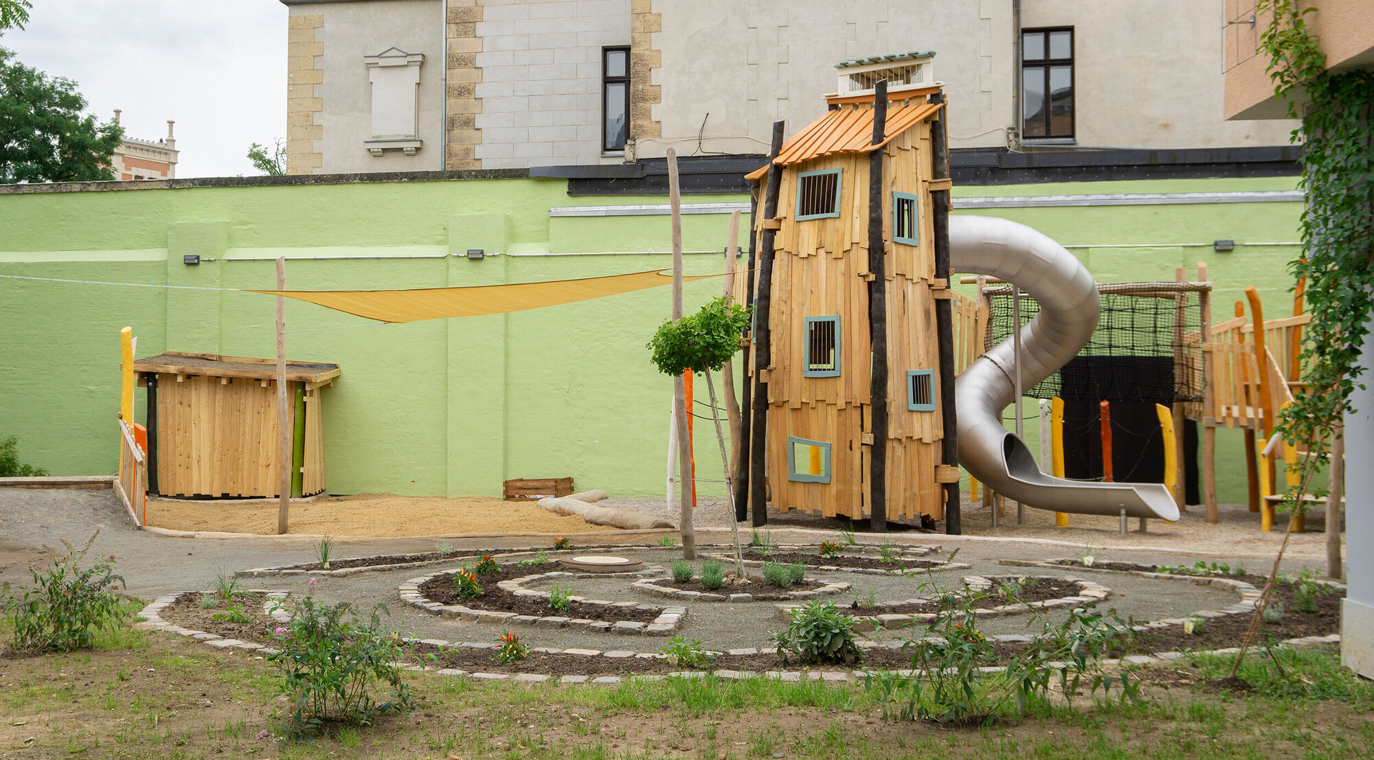 Ein großer Rutschenturm und Klettermöglichkeiten.