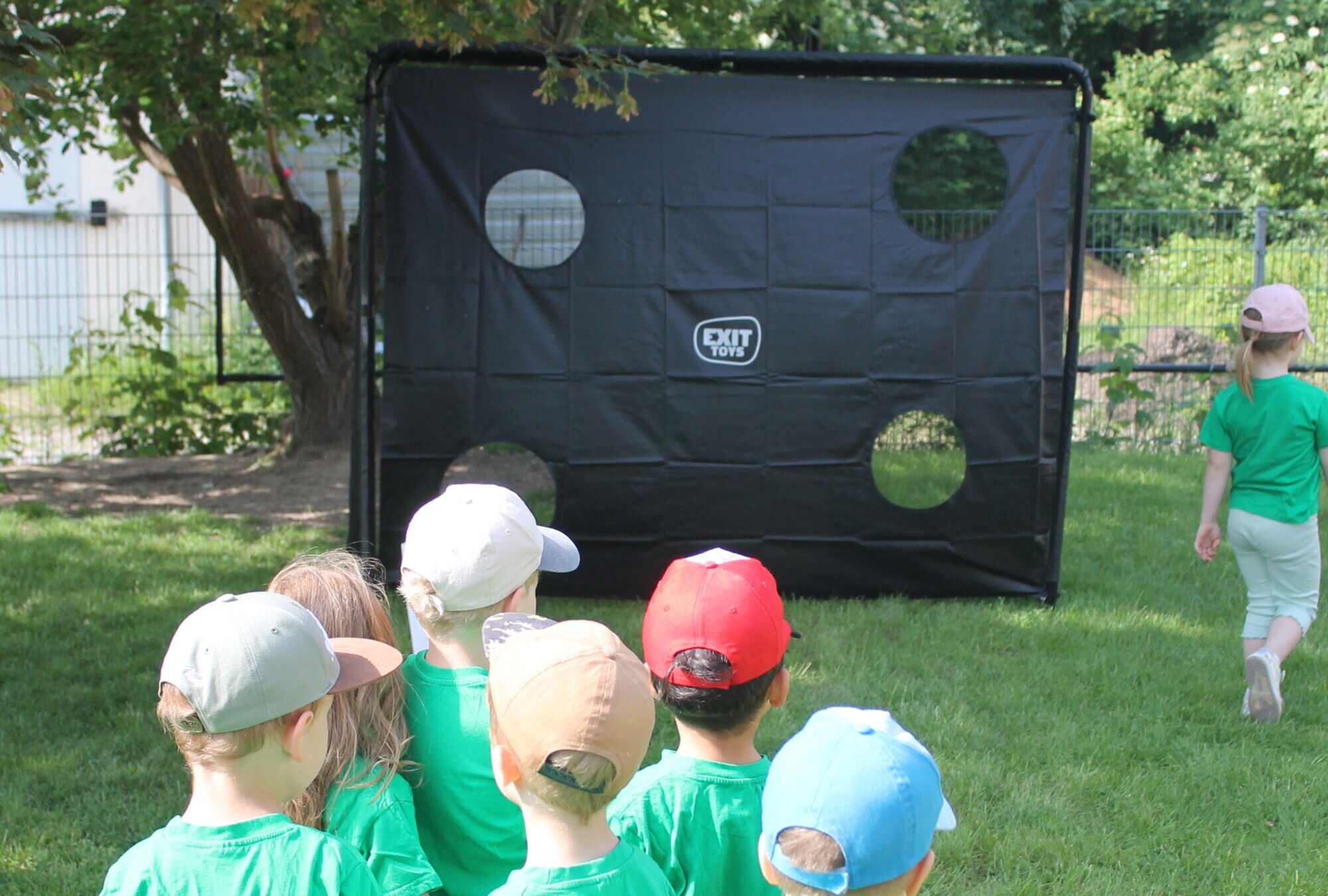Viele Kinder stehen vor einer Torwand