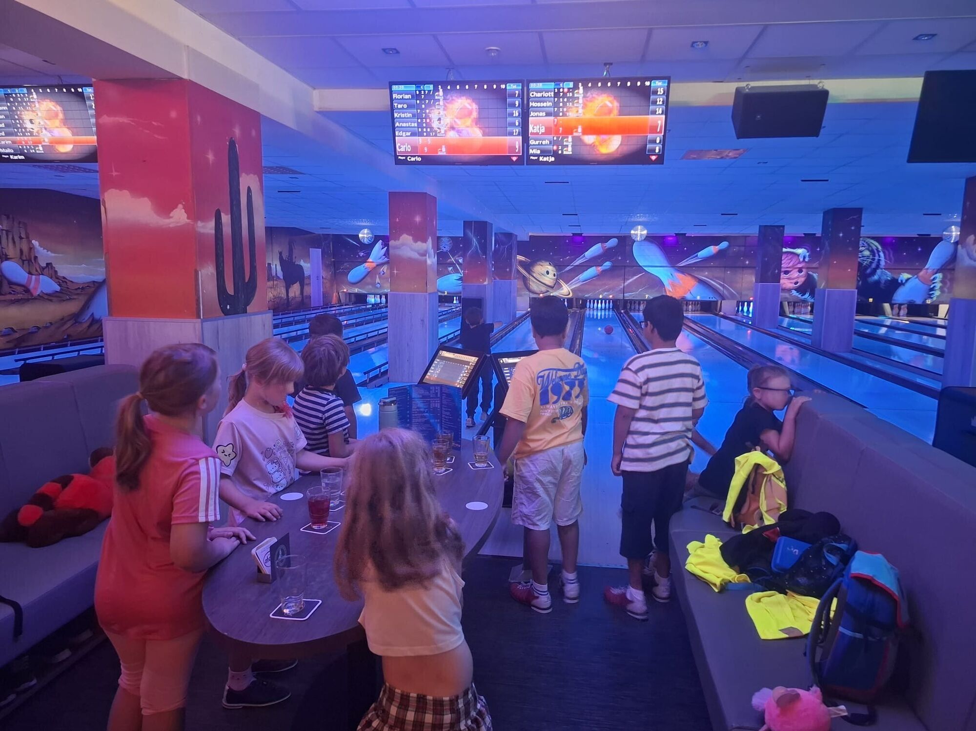 Kinder in einer Bowlinghalle auf der Bowlingbahn