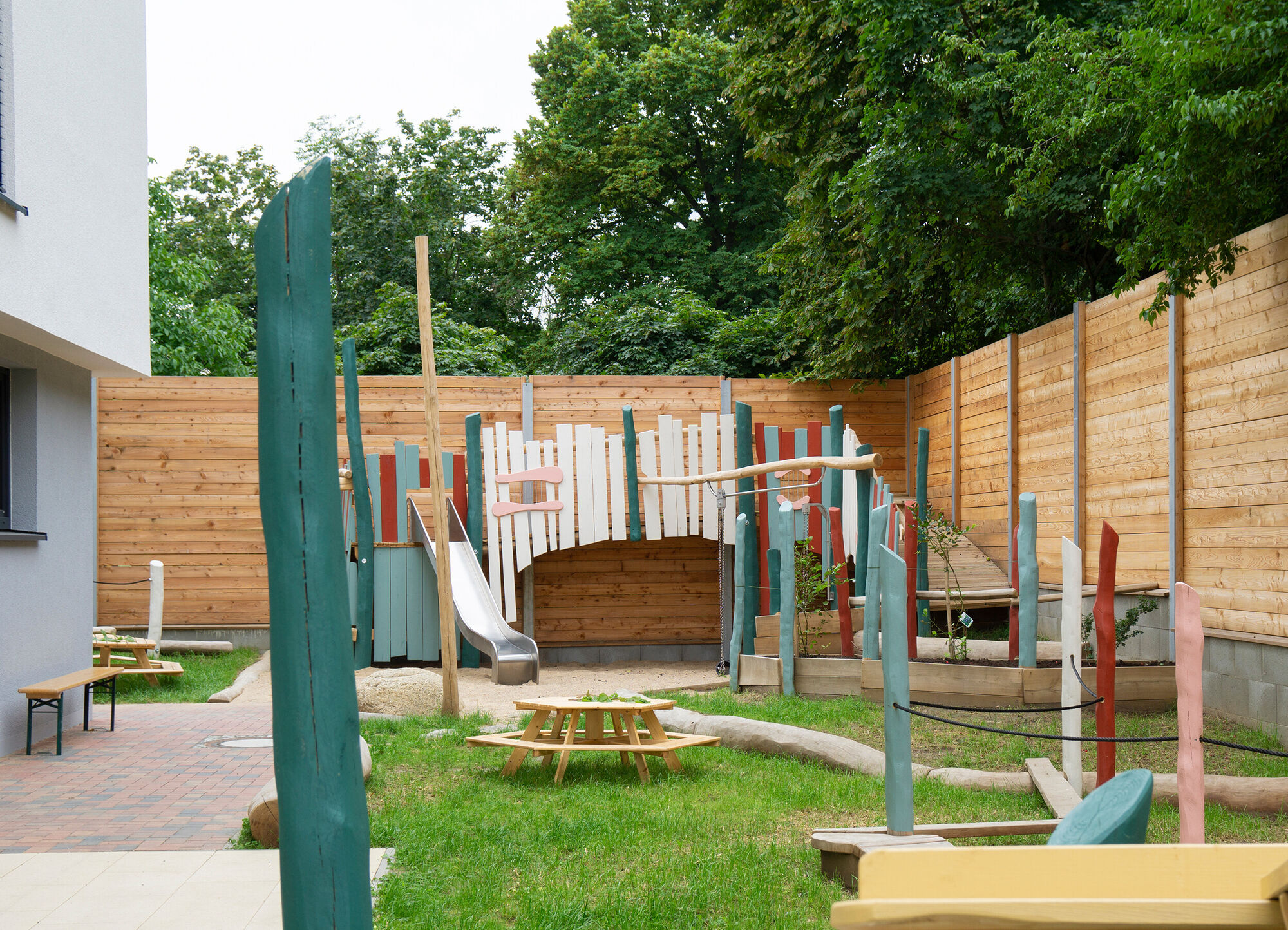 Eine Kletterstrecke mit Rutsche und Sandkasten.