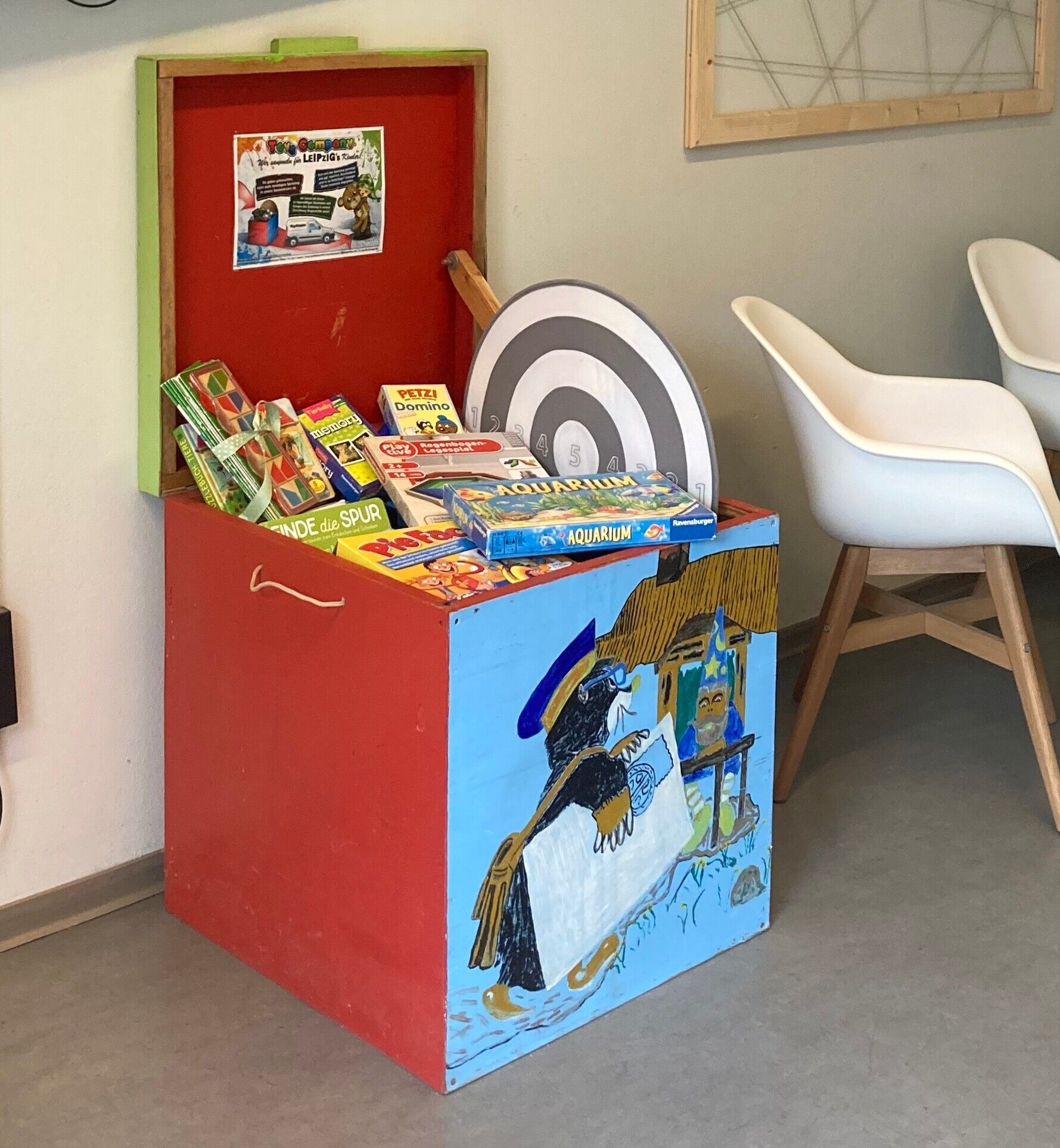 © SEB Leipzig eine große bemalte Holzkiste, in der Spielsachen liegen