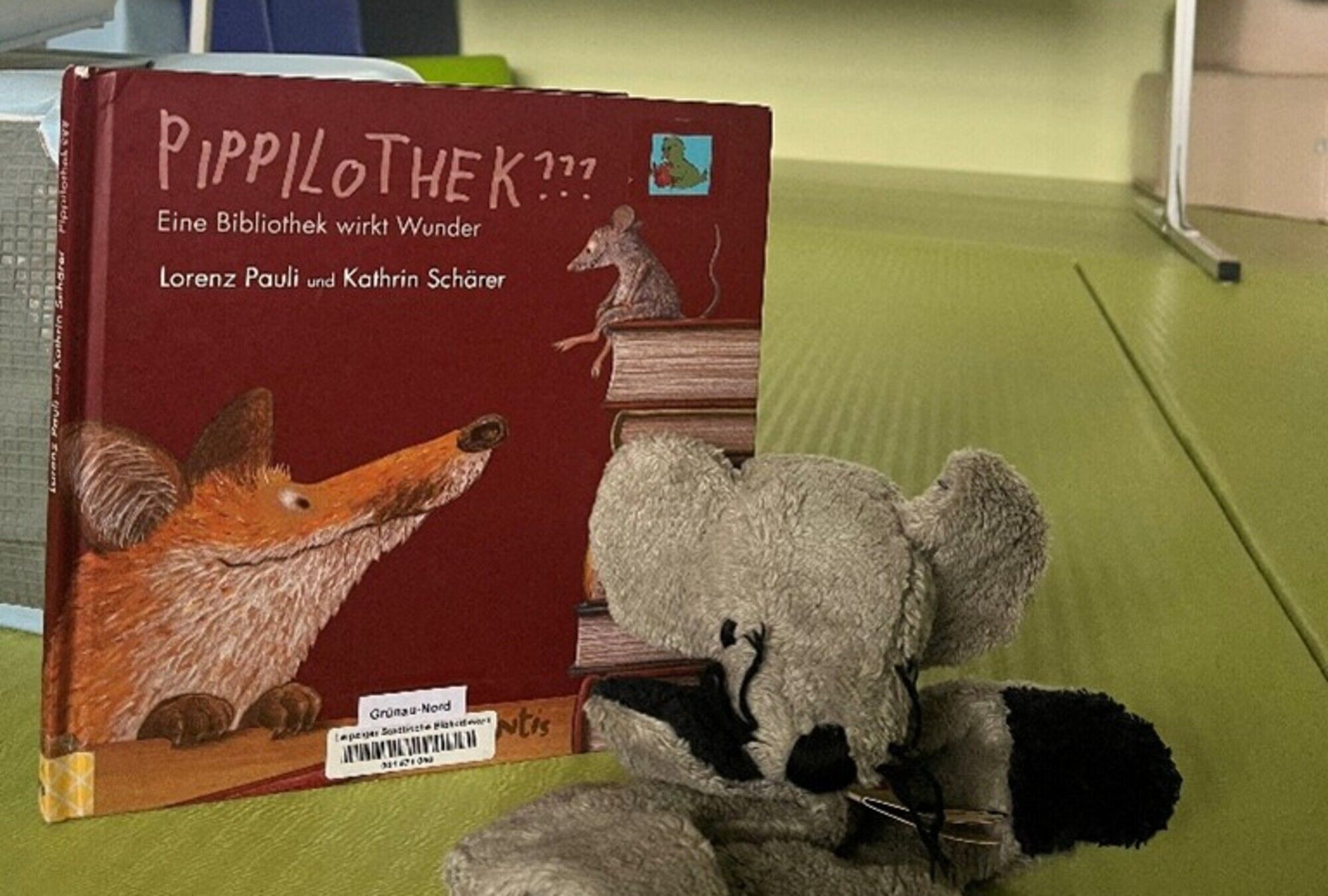 Ein Buch mit einem Fuchs und einer kleinen Maus auf dem Cover und dem Titel "Pippilothek???"