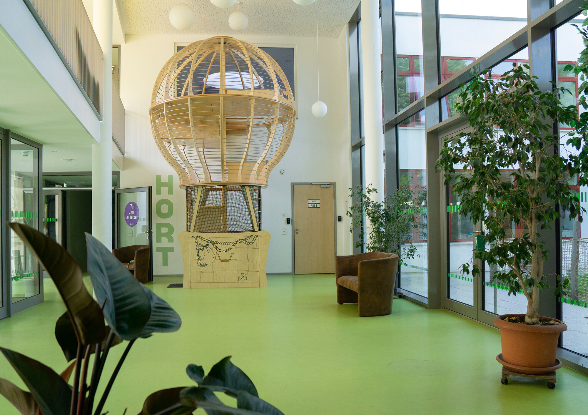 Ein großes Foyer mit eine großen Heißluftballon aus Holz, in welchem geklettern werden kann