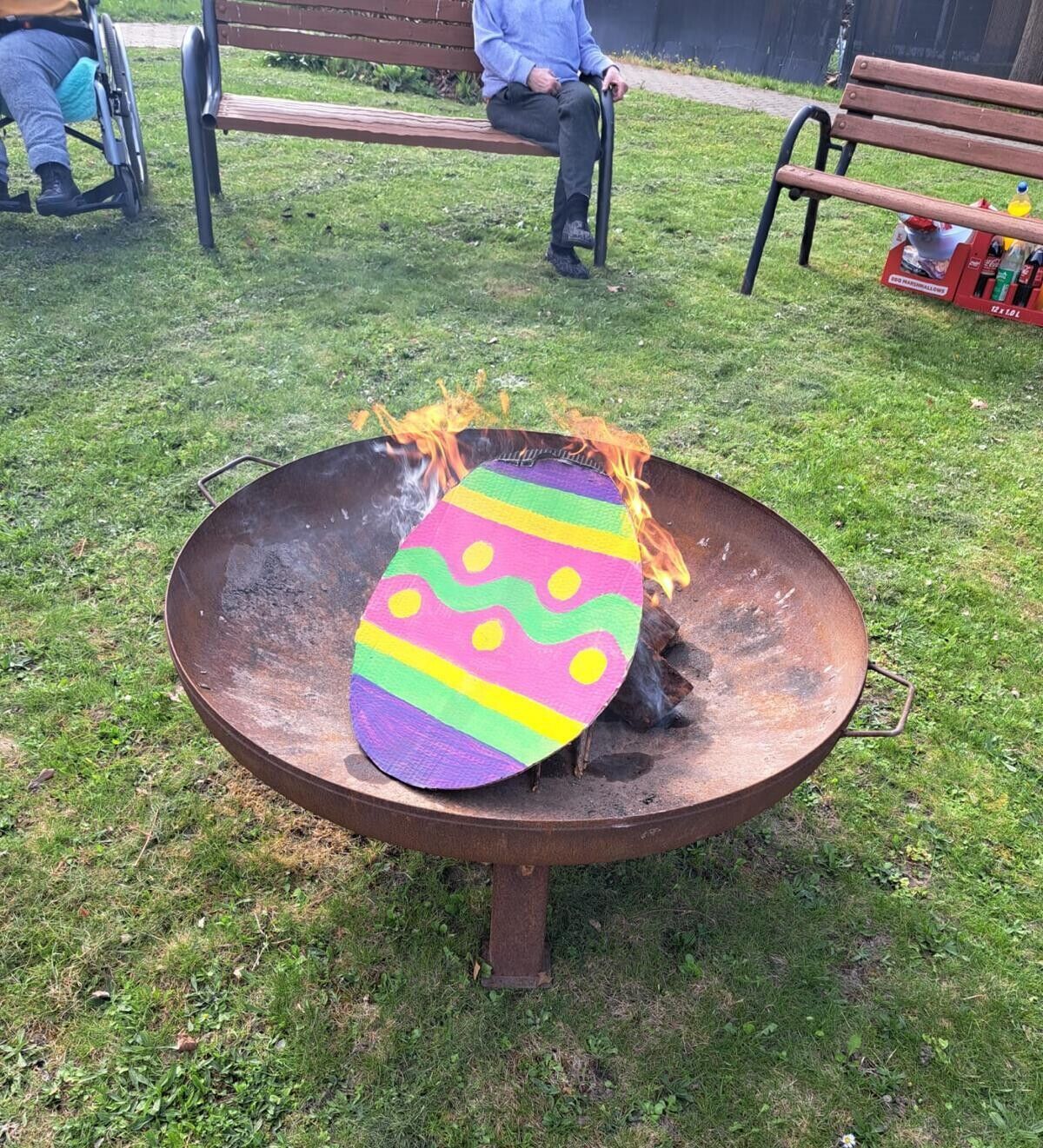 © SEB Leipzig Ein großes Osterei aus Pappe fängt in einer feuerschale an zu brennen